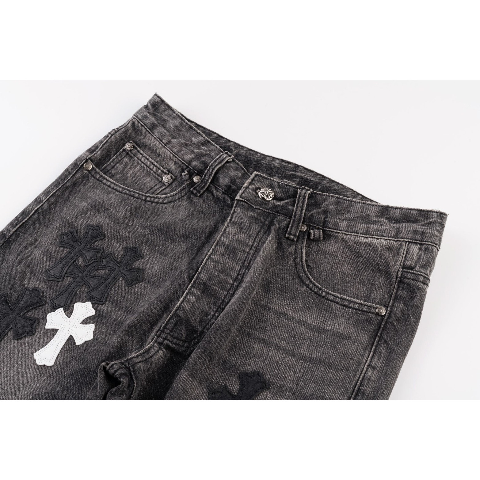 <p>CHROME HEARTS 城市限定火焰黑白贴皮牛仔裤(1566#)</p>