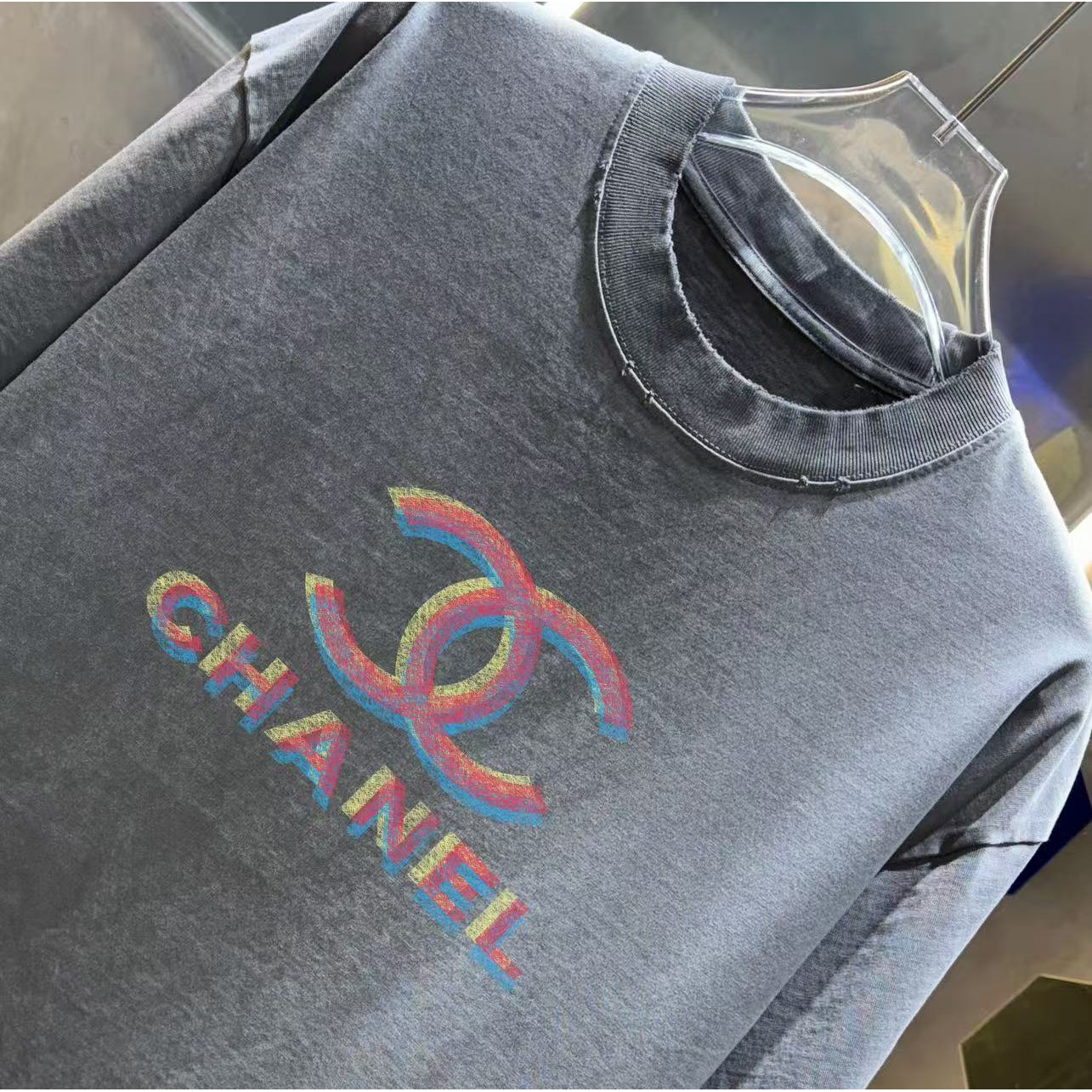 <p>CHANEL&nbsp;洗水磨破短袖T恤(洗水灰)</p>