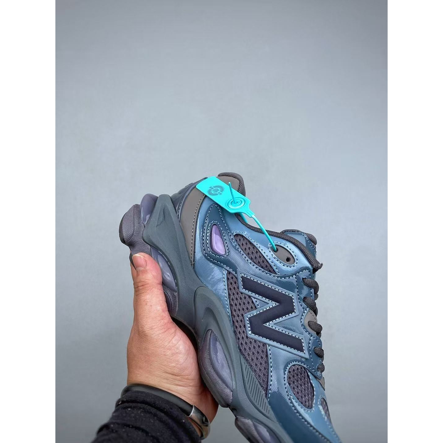 <p>New Balance NB983 复古休闲运动厚底跑鞋 (藍)<br />
&nbsp;</p>