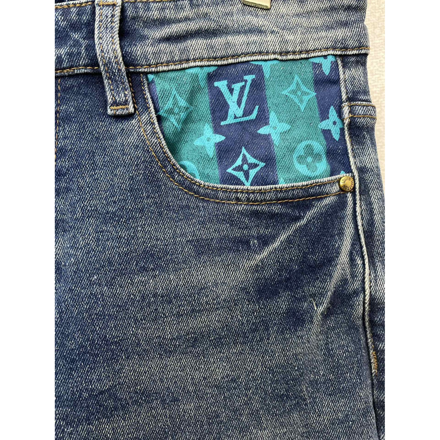 <p>LV&nbsp;休闲牛仔裤</p>