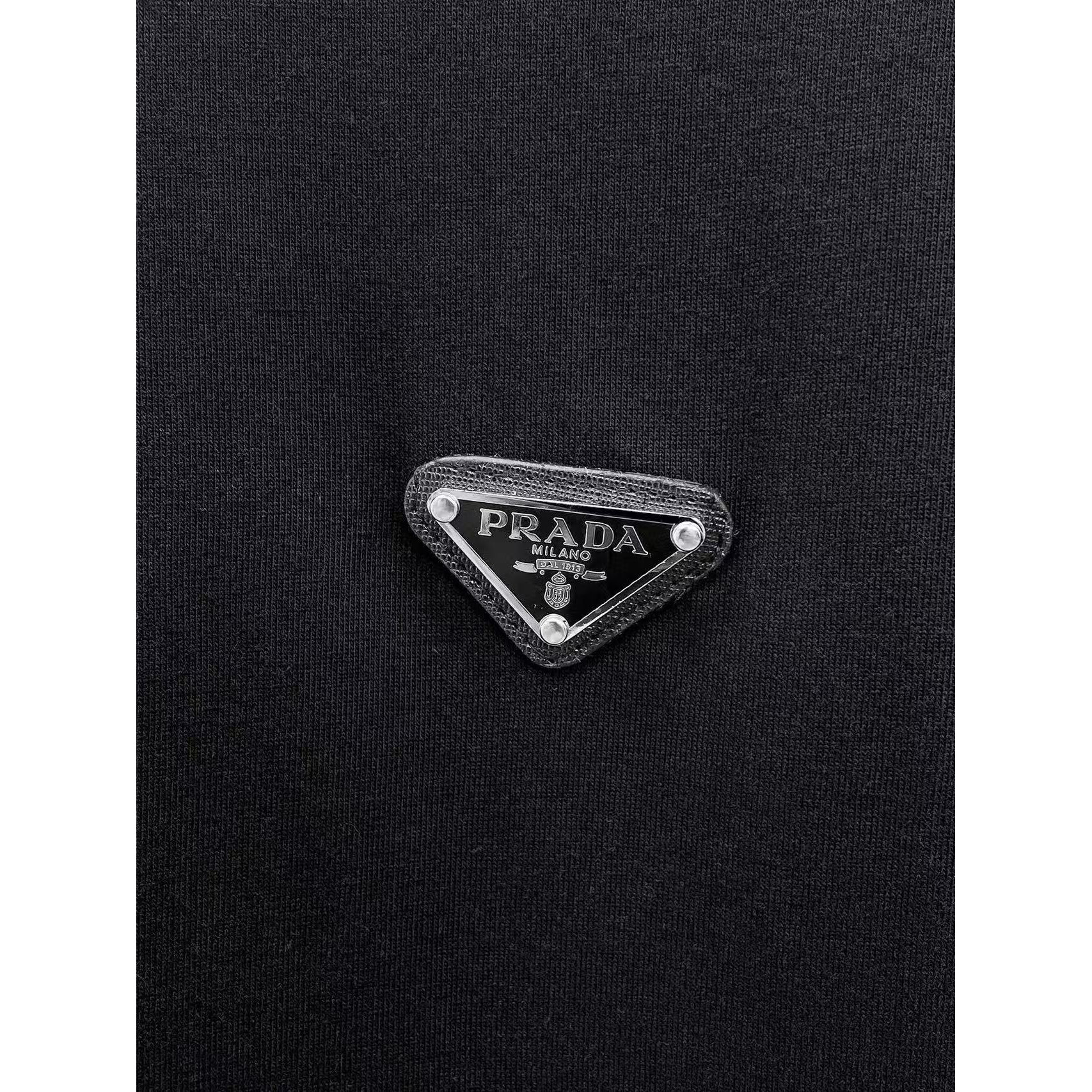 <p>PRADA 专柜新款短袖T恤(黑)</p>