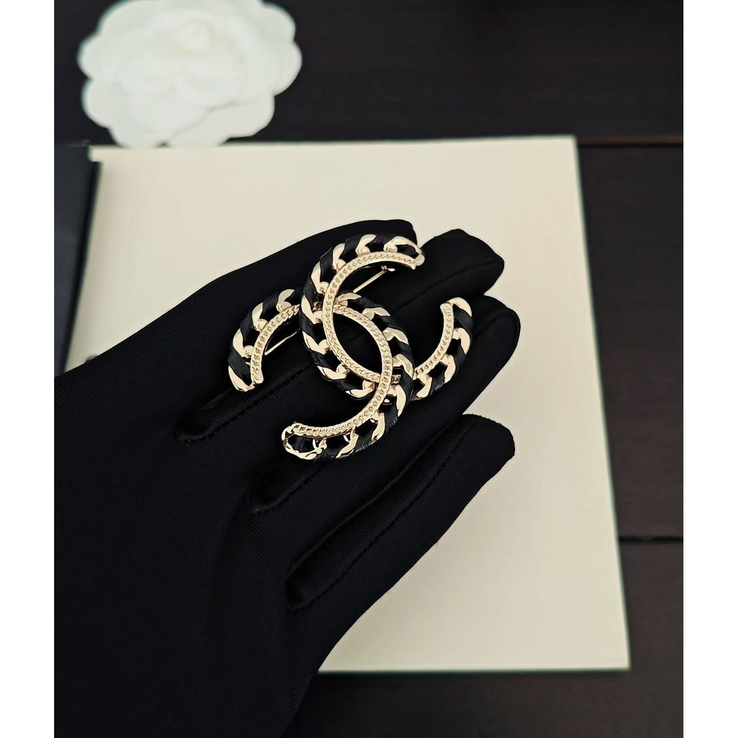 <p>CHANEL&nbsp;镂空黑皮cc胸针</p>
