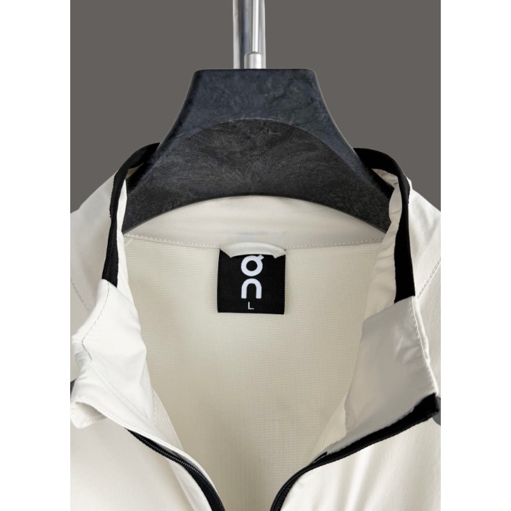 <p>On Weather Jacket Insulated 輕量外套</p>