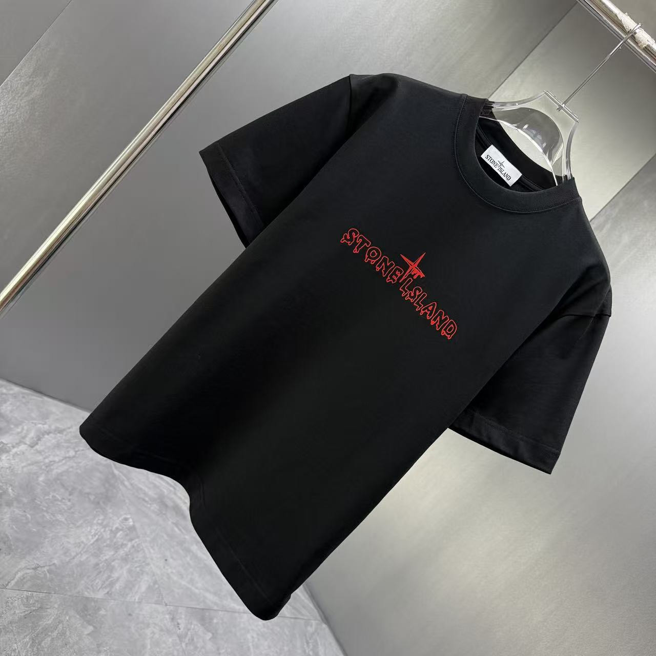 <p>Stone Island 短袖T恤(黑色紅標)</p>