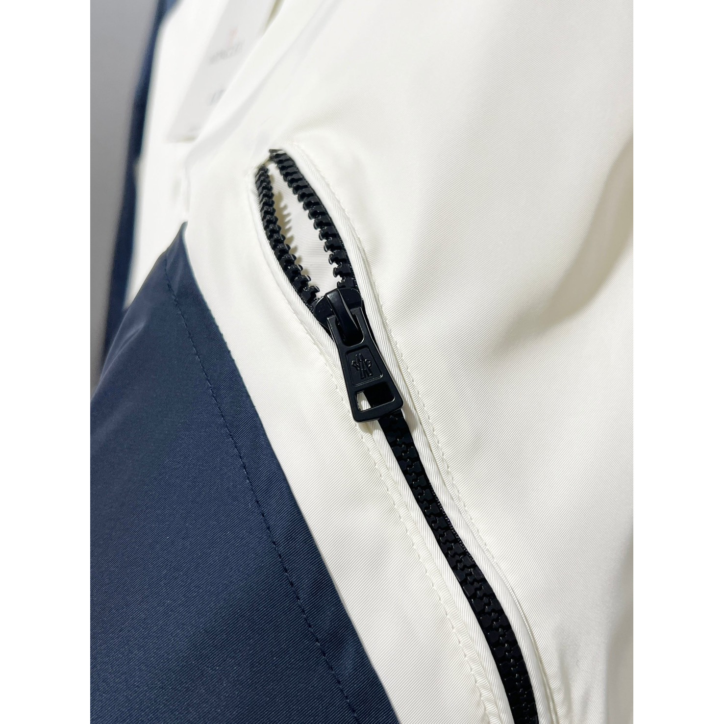 <p>MONCLER&nbsp;夹克外套</p>