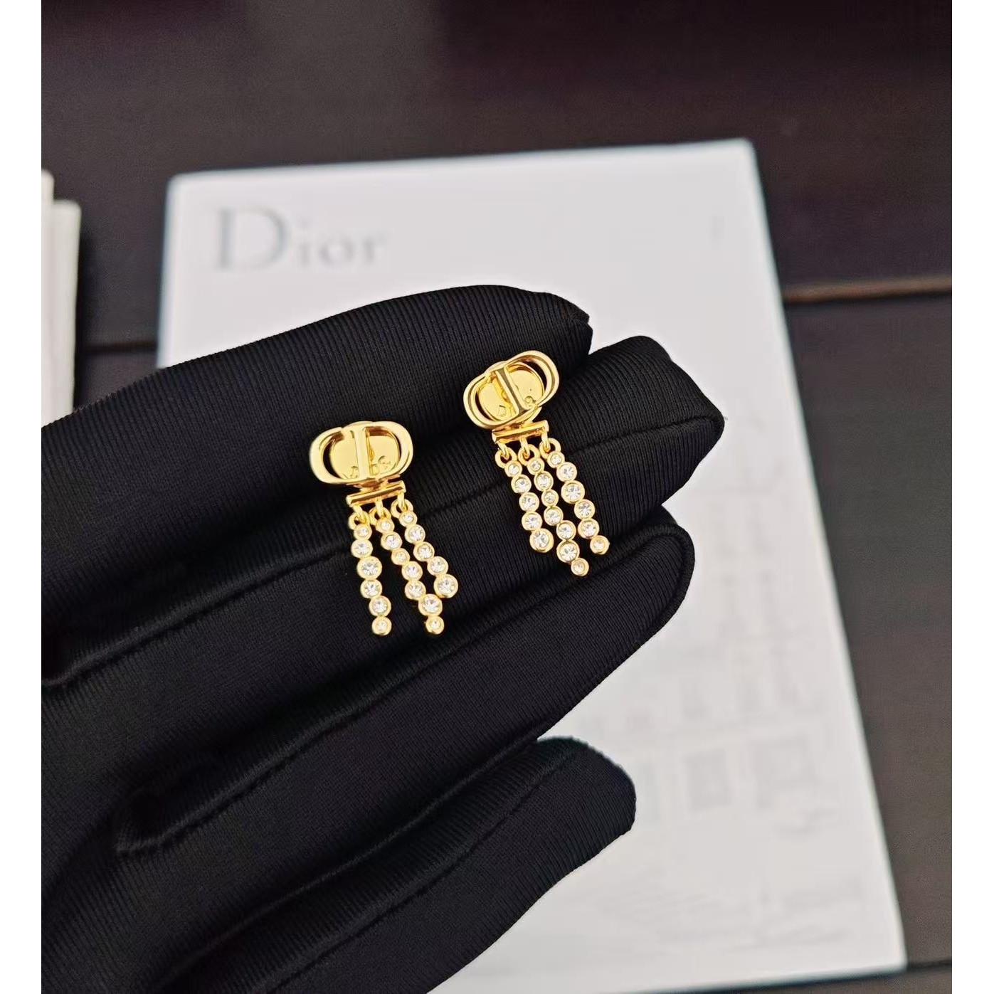 <p>DIOR&nbsp;白钻3排钻耳环</p>