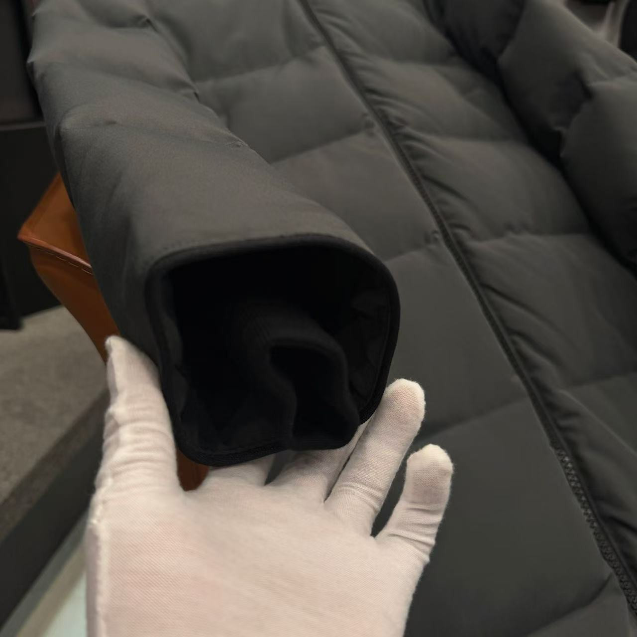 <p>Canada Goose 可拆卸兜帽全長款羽绒服(灰)</p>