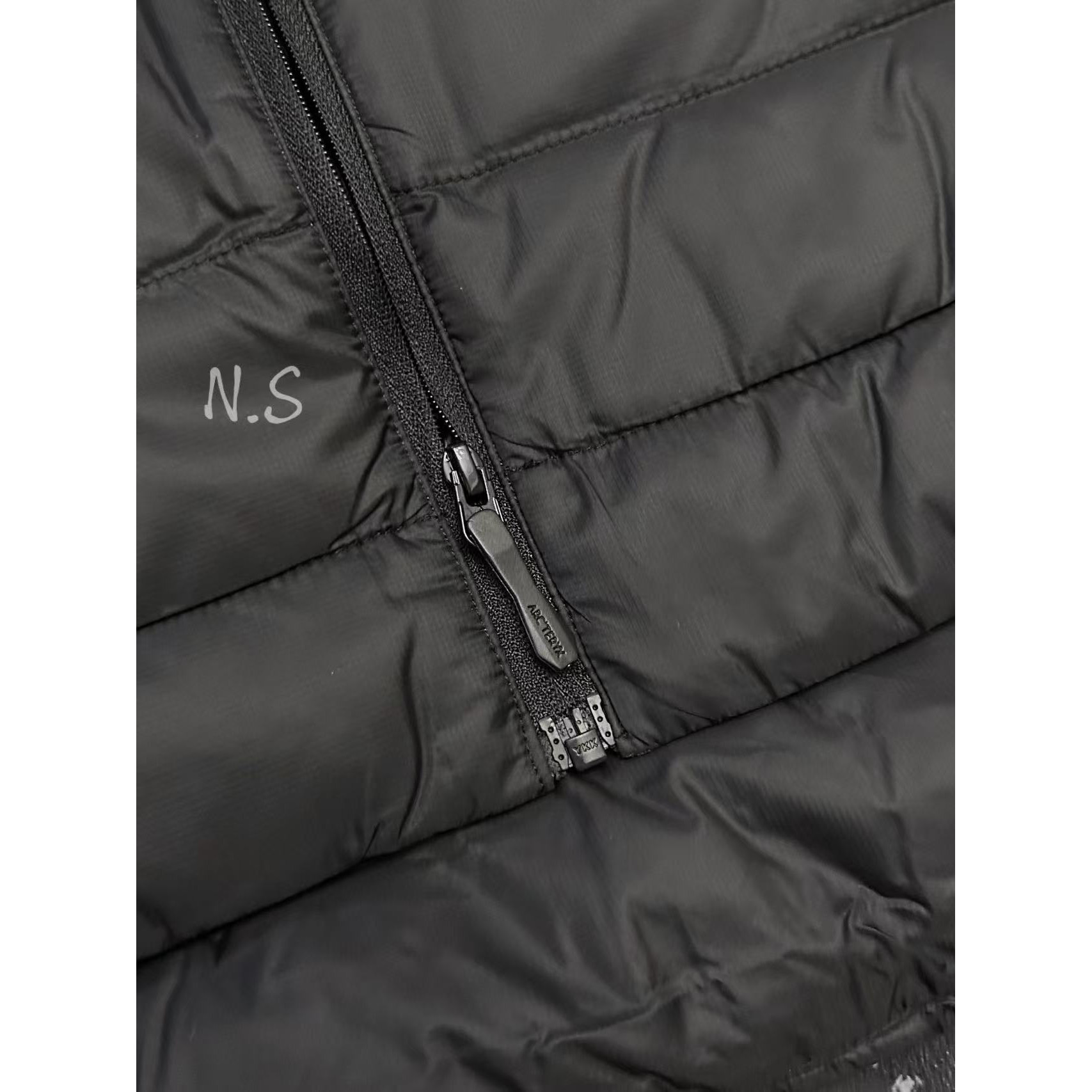 <p>Arc'teryx 立领鹅绒马甲(黑)</p>