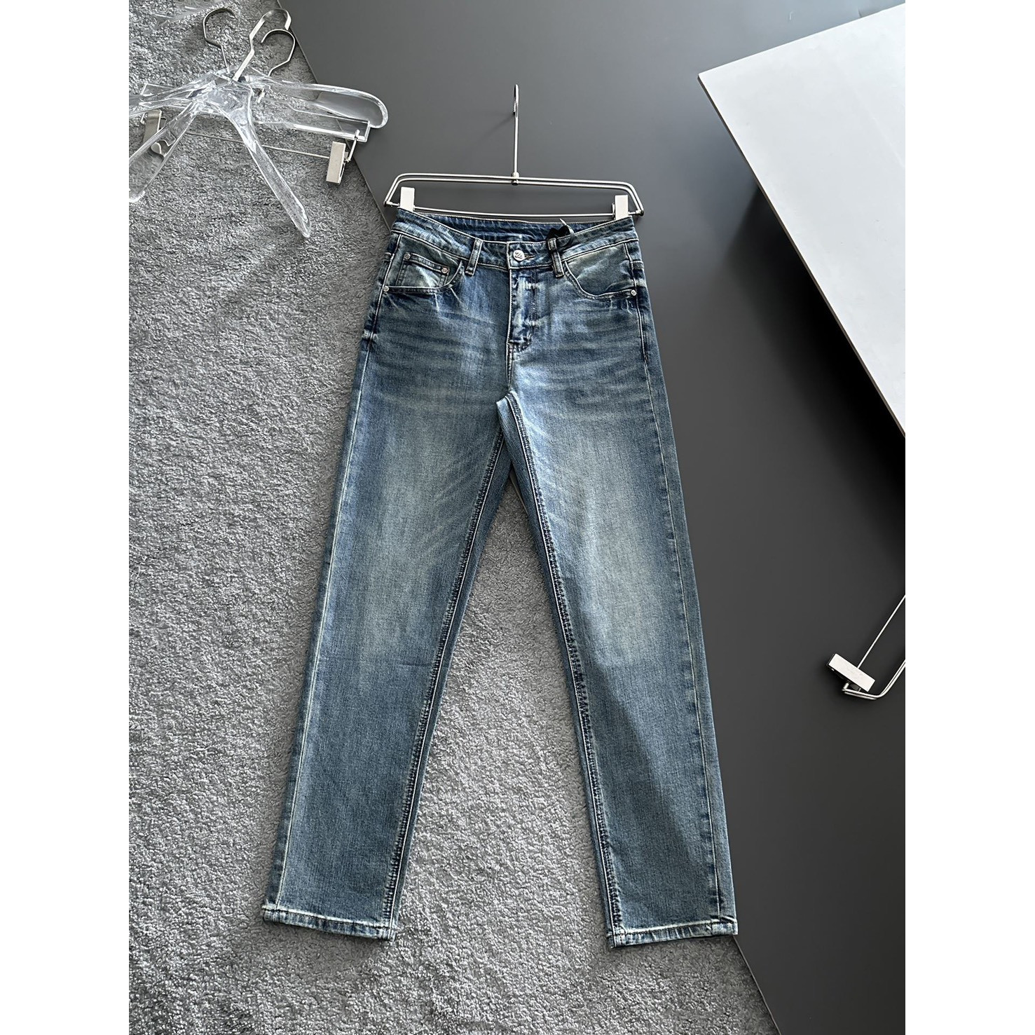 <p>Ermenegildo Zegna 高品质牛仔裤(淺藍)</p>