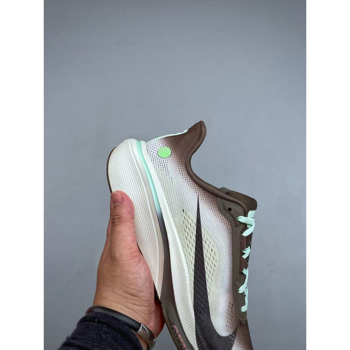<p>Nike Air Zoom Pegasus 42 网面透气轻便耐磨跑鞋(咖啡)</p>