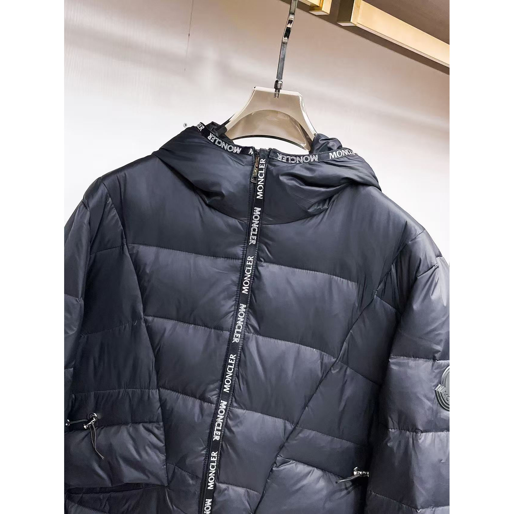 <p>MONCLER 秋冬新款羽绒服(藏青)</p>
