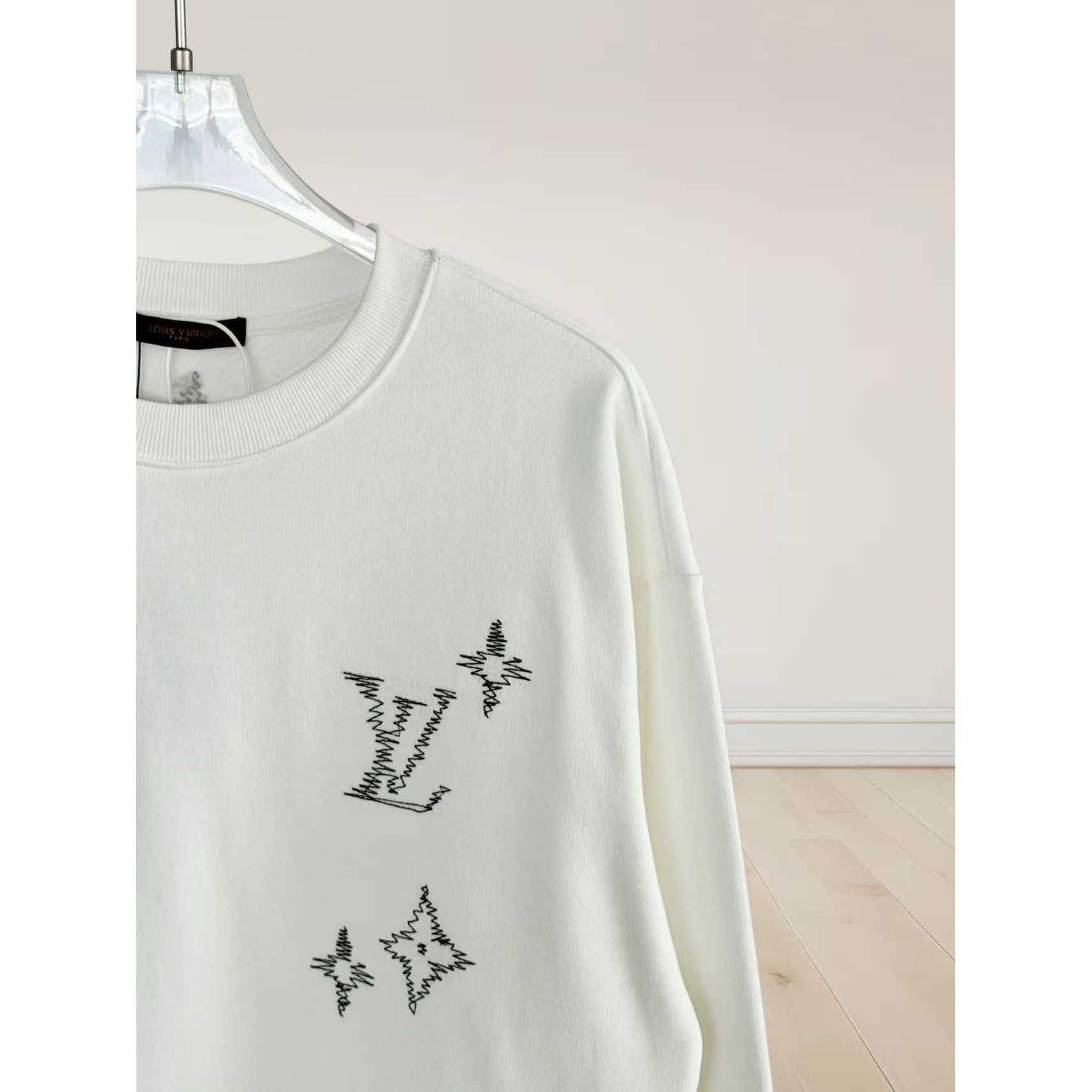 <p>LV 刺绣圆领卫衣(白)</p>