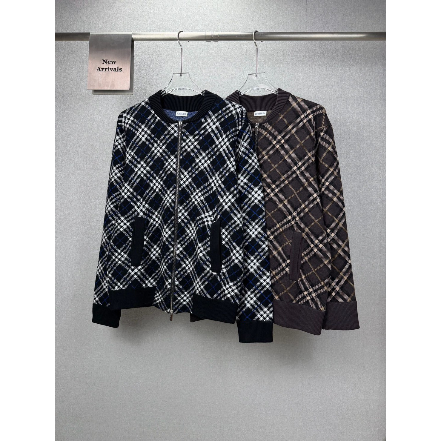 <p>BURBERRY 菱形格嵌花情侣款拉链针织开衫外套(黑色)</p>