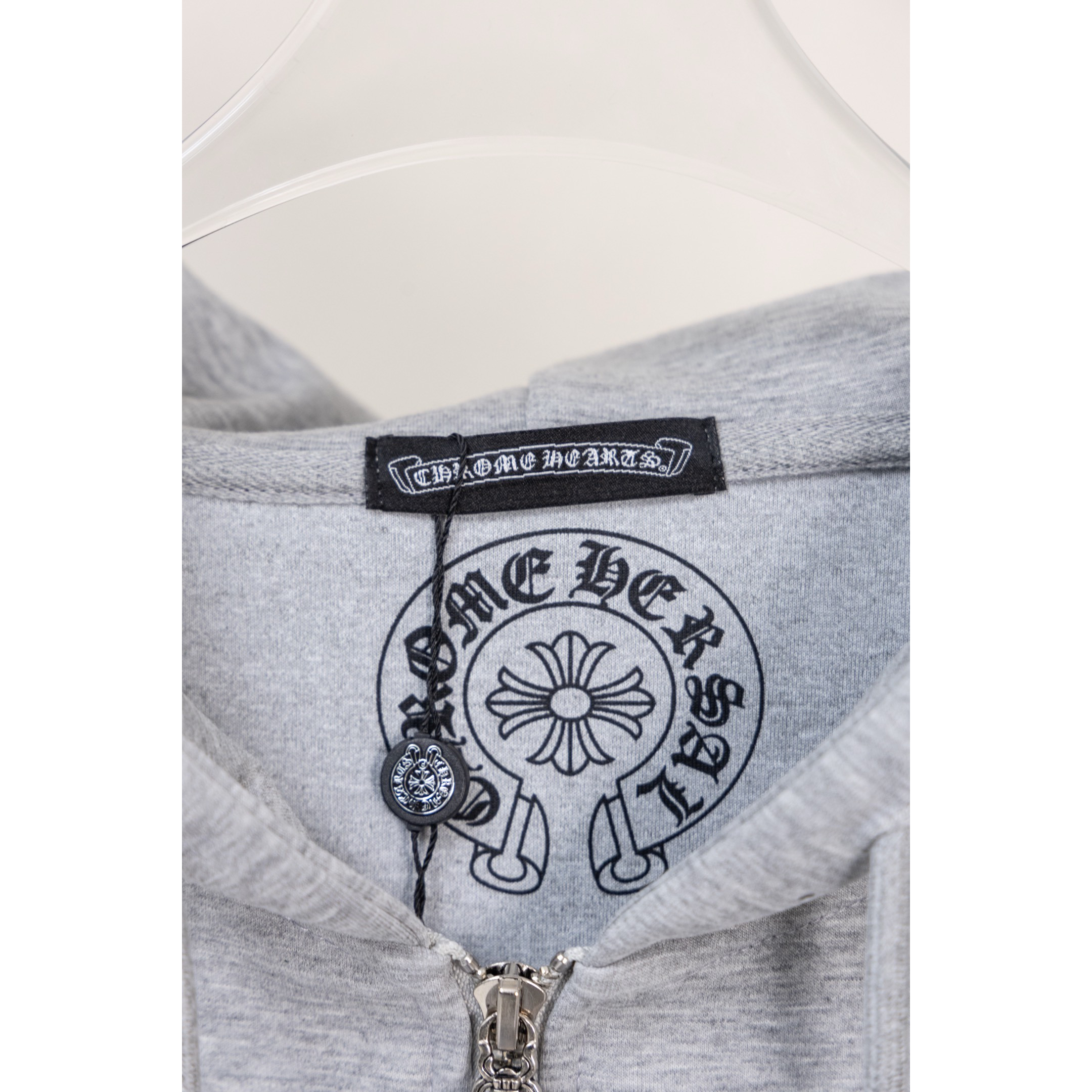 <p>CHROME HEARTS&nbsp;&nbsp;马蹄麒麟臂连帽外套(XB138灰)</p>