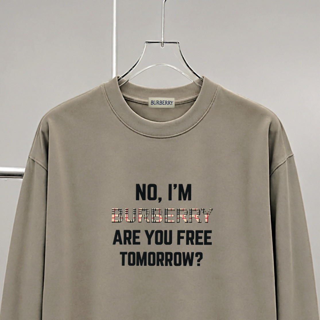 <p>BURBERRY 滴胶立体字母长袖(咖啡)</p>