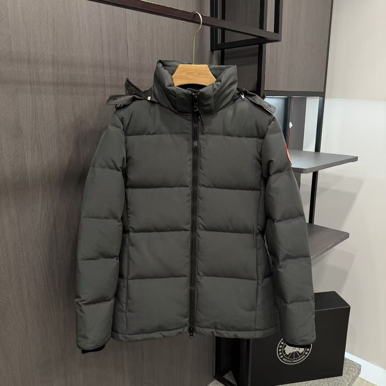 <p>Canada Goose Chelse*派克大衣羽绒服(灰色紅標)</p>