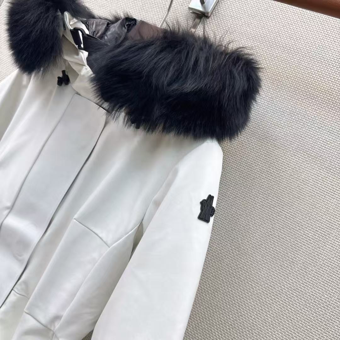 <p>MONCLER 经典Celac短款收腰羽绒滑雪服(白)</p>