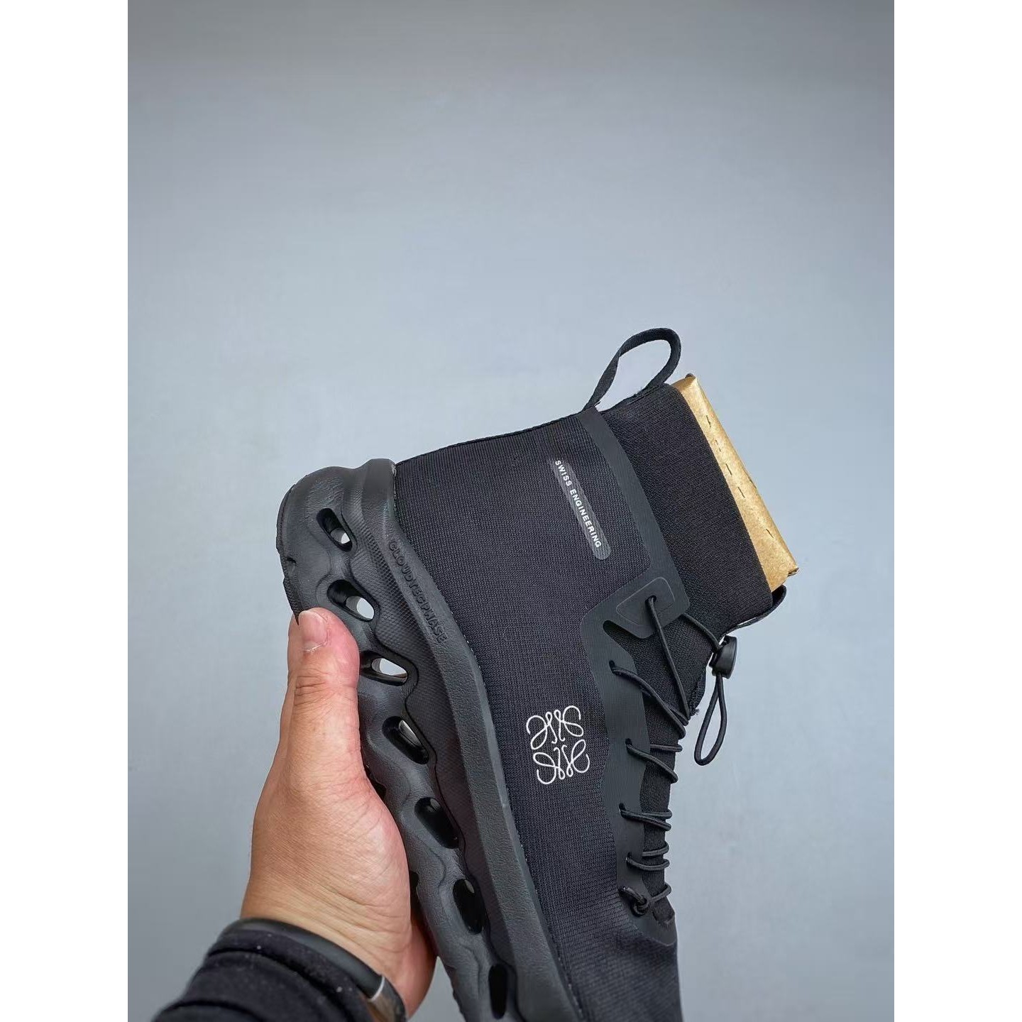 <p>Loewe X On 户外街头机能风跑步鞋(黑)</p>