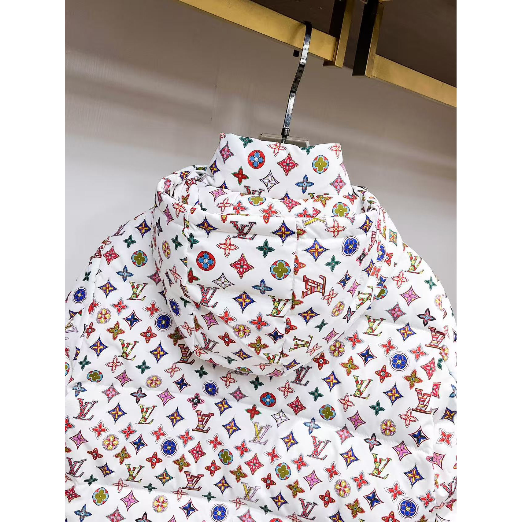 <p>LV 秋冬新款羽绒服(白)</p>