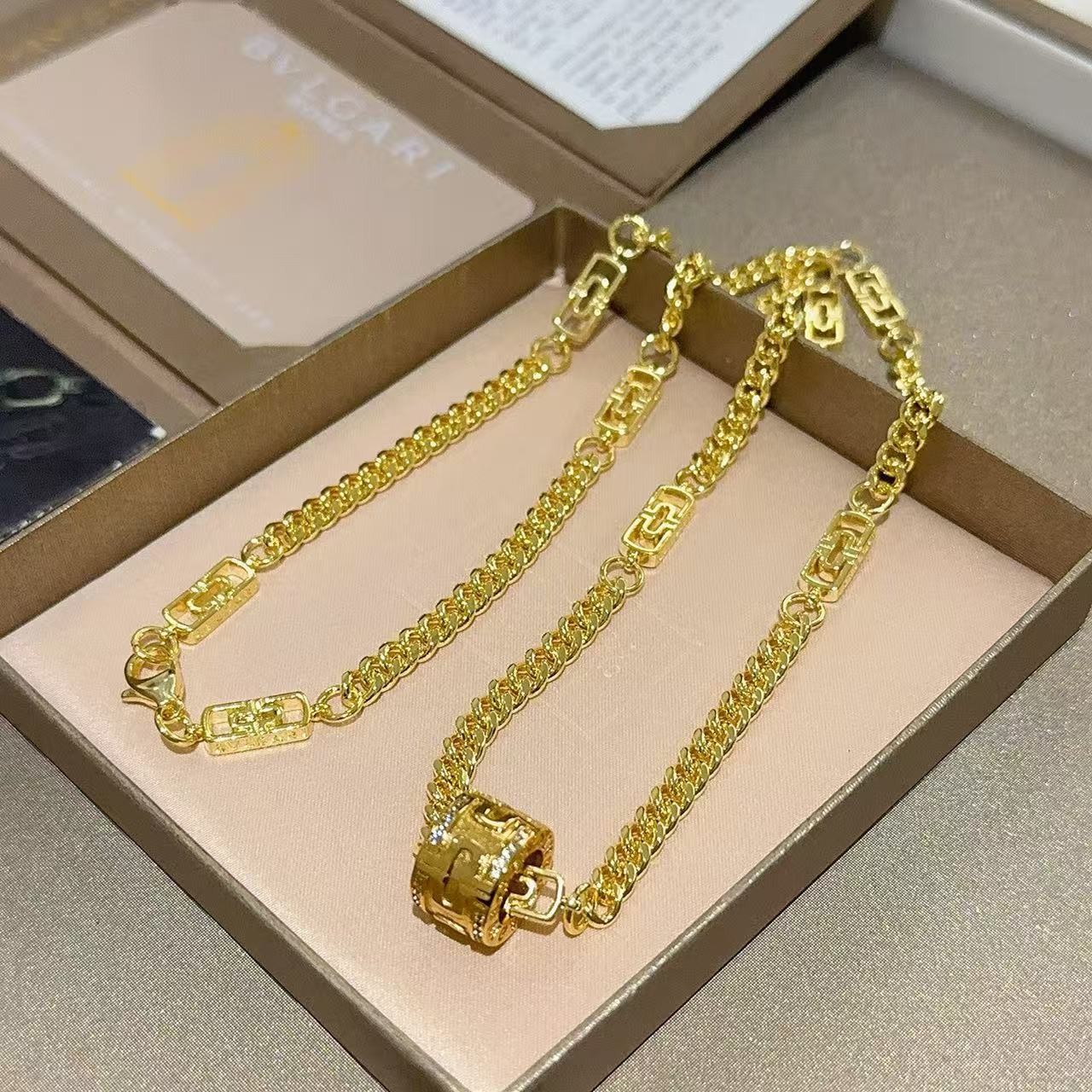 <p>BVLGARI&nbsp;项链</p>