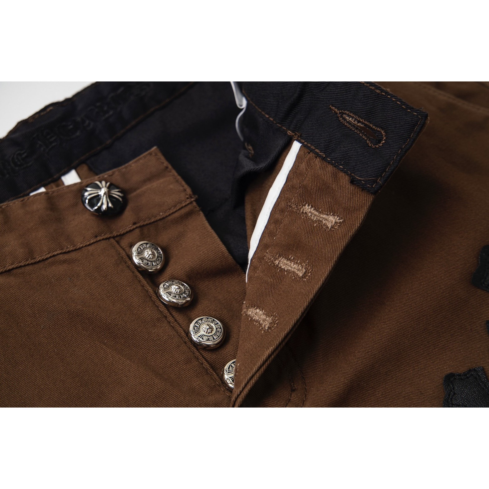 <p>CHROME HEARTS 咖色休闲十字贴皮牛仔裤(1754#)</p>