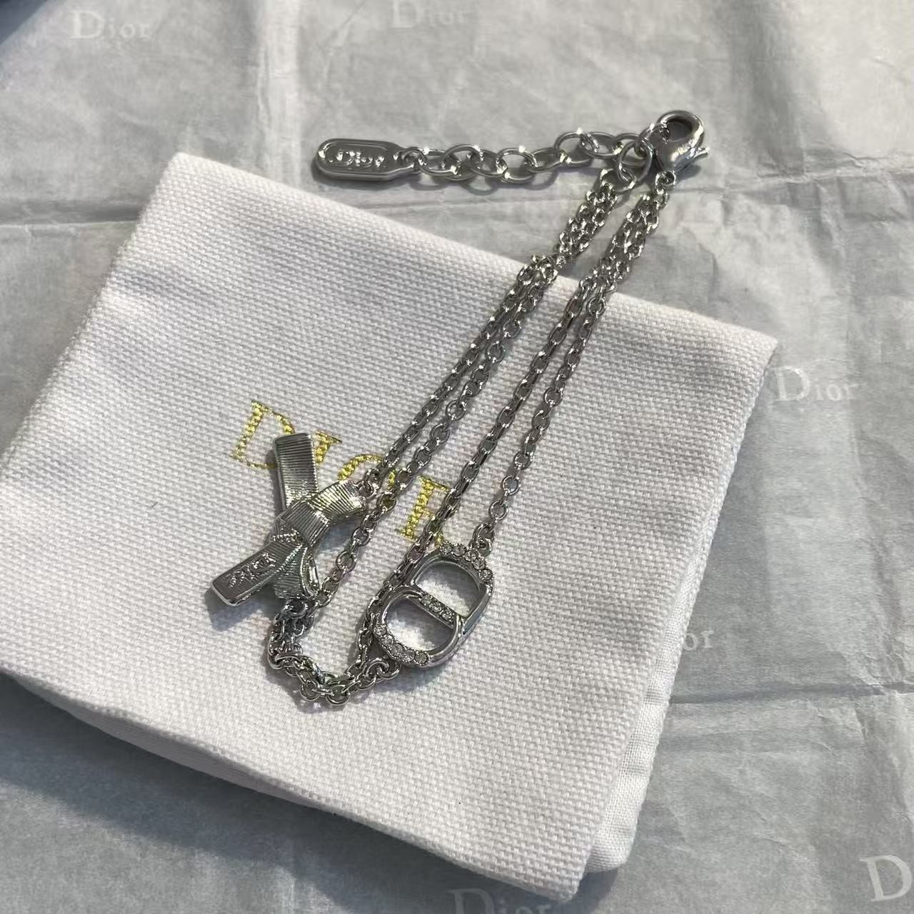 <p>DIOR 蝴蝶结CD手链</p>