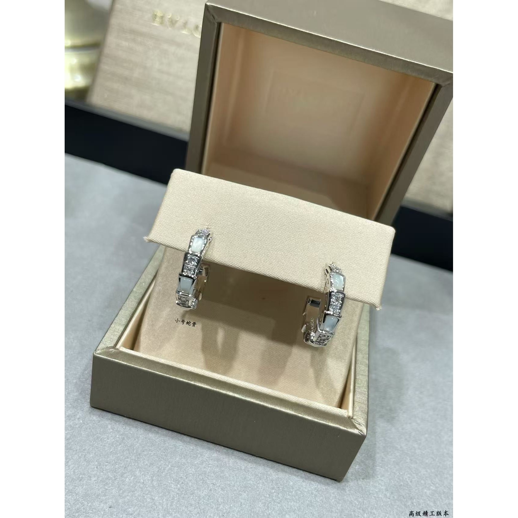 <p>BVLGARI&nbsp;贝壳蛇骨耳环</p>