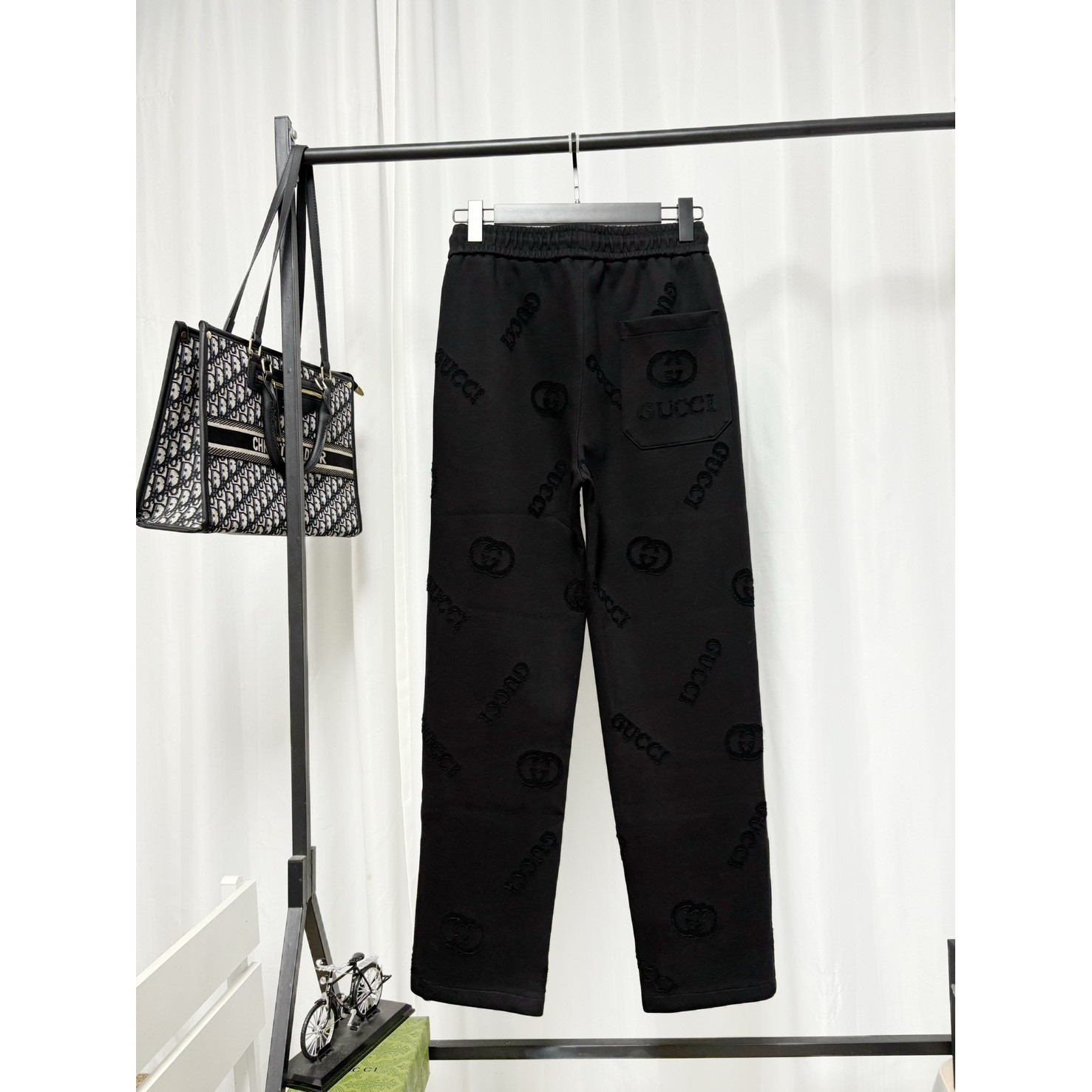 <p>Gucci 烧花工艺休闲长裤(黑)</p>