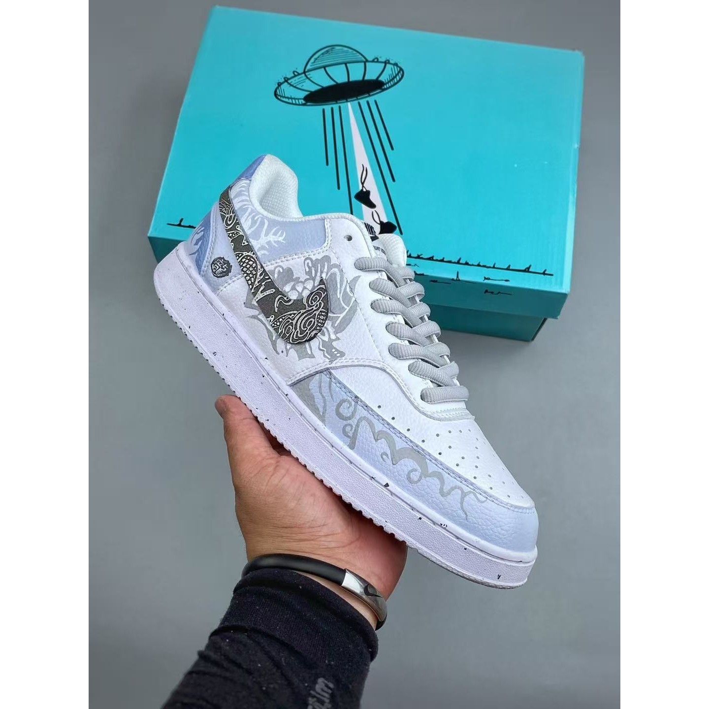 <p>NIKE COURTVISION 手绘泼墨涂鸦定制板鞋(白藍)</p>
