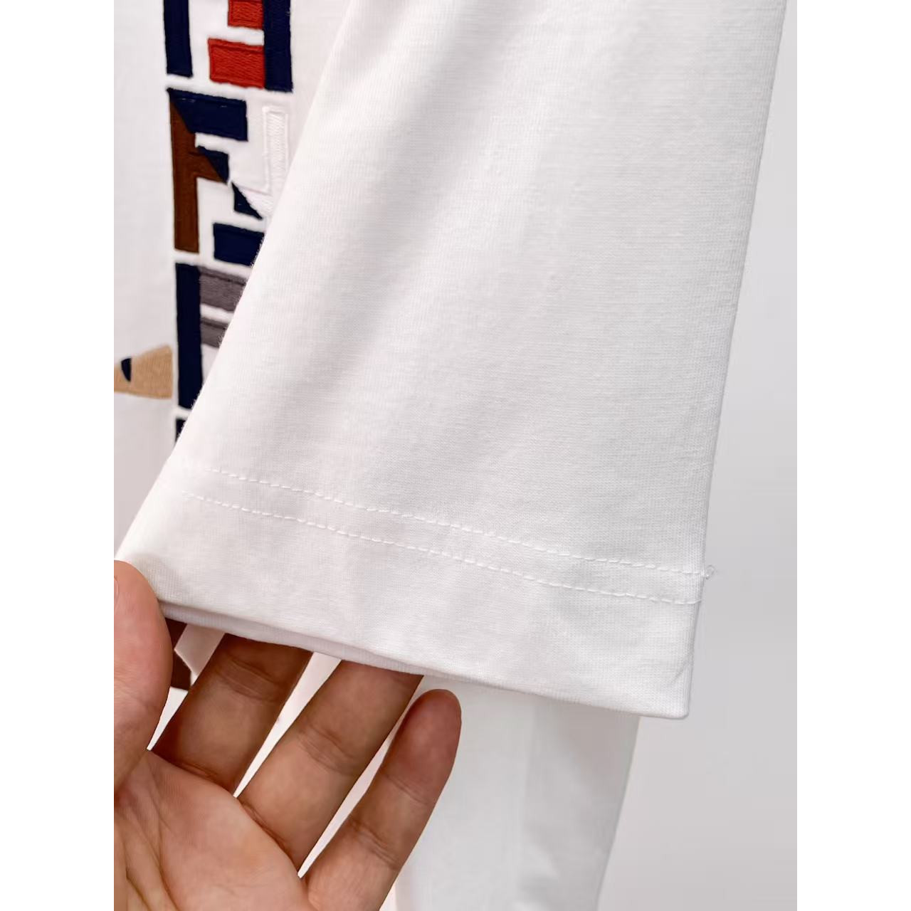 <p>FENDI 专柜新款短袖T恤(白)</p>
