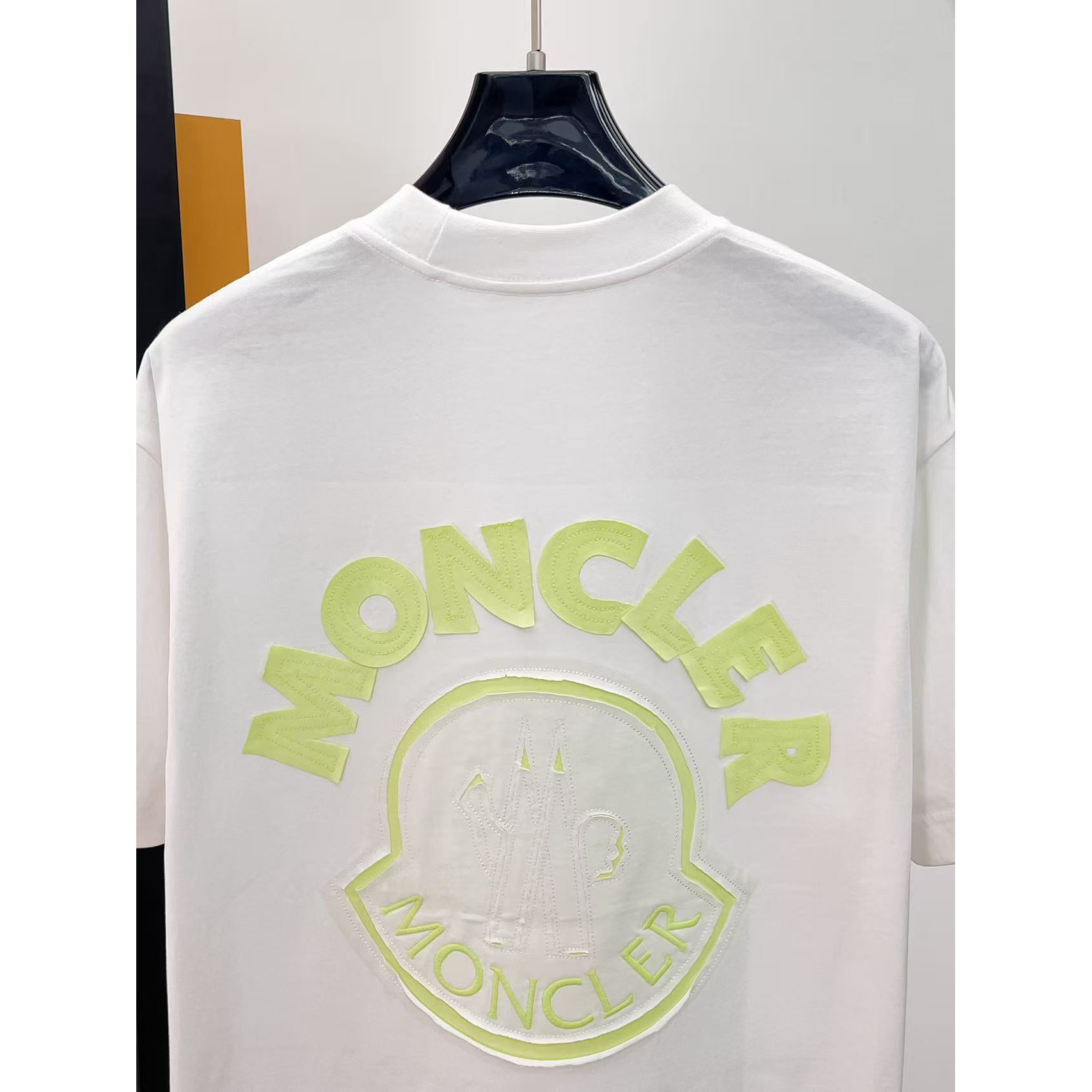 <p>MONCLER&nbsp;专柜新款短袖T恤(白)</p>
