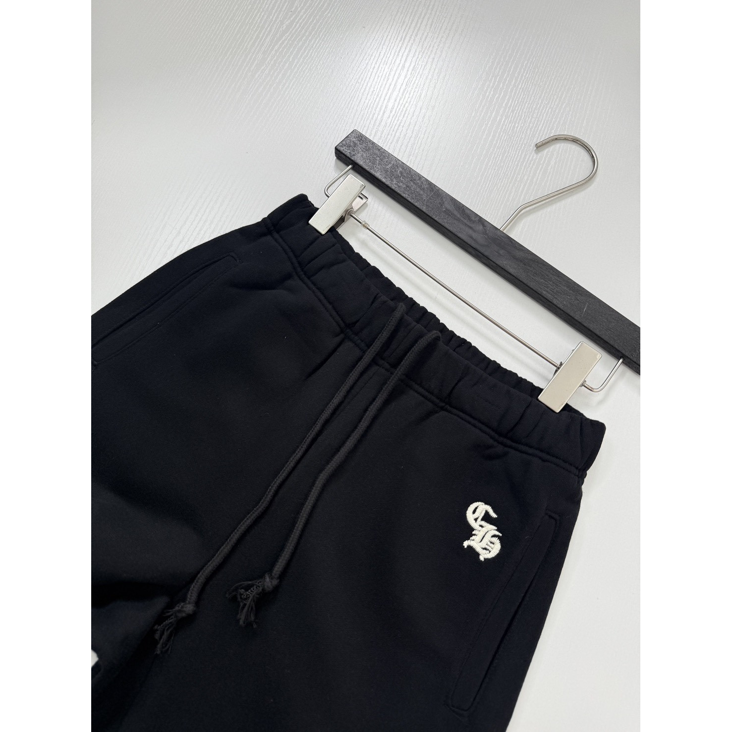 <p>CHROME HEARTS 梵文字母刺绣長裤</p>