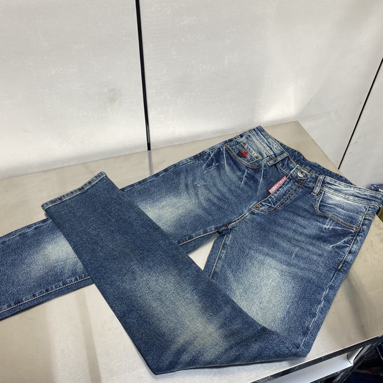 <p>DSQUARED2 丹宁水洗牛仔裤(868-6)</p>