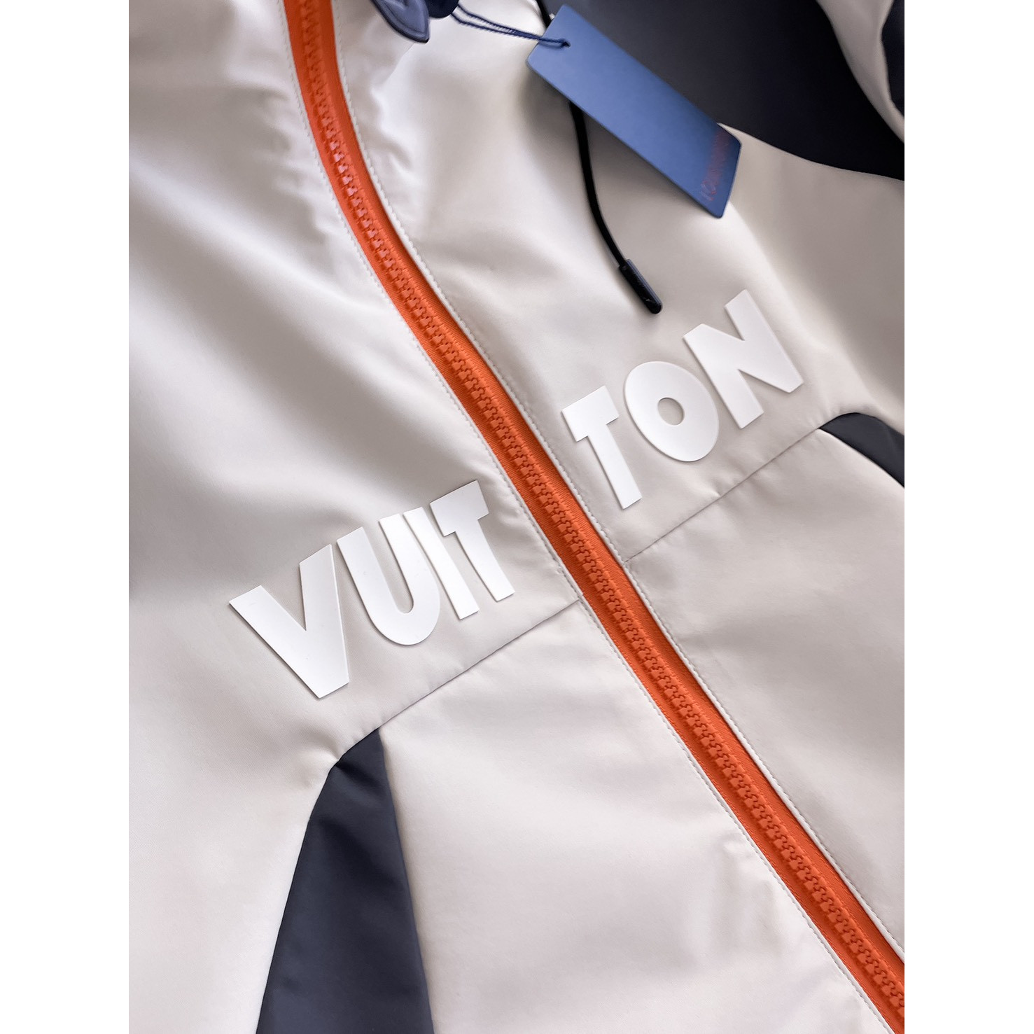 <p>LV 男士夹克外套(灰)</p>