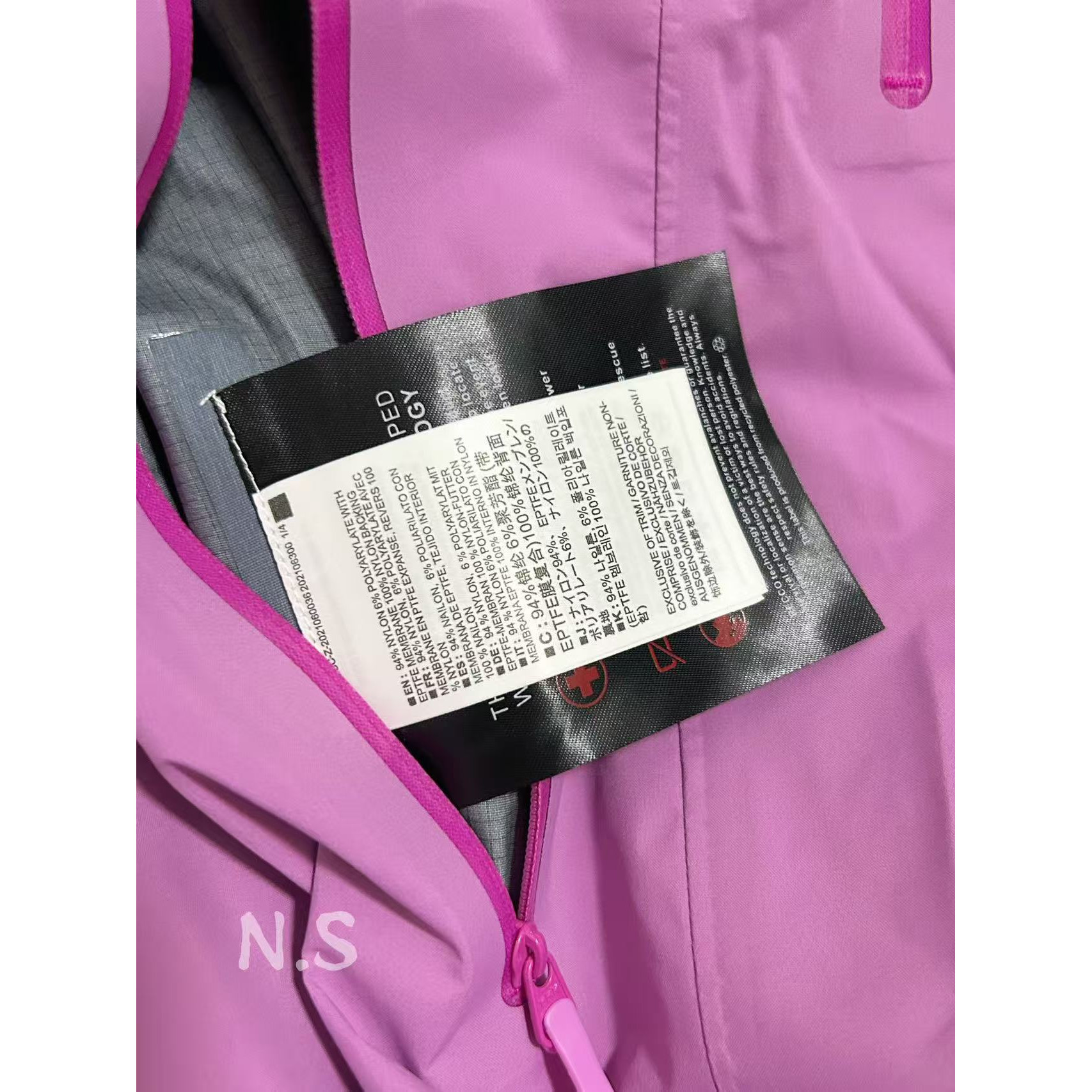 <p>Arc'teryx Beta系列 SL GORE-TEX 硬壳刺绣连帽防水防风透气冲锋衣 (晨曦粉)</p>