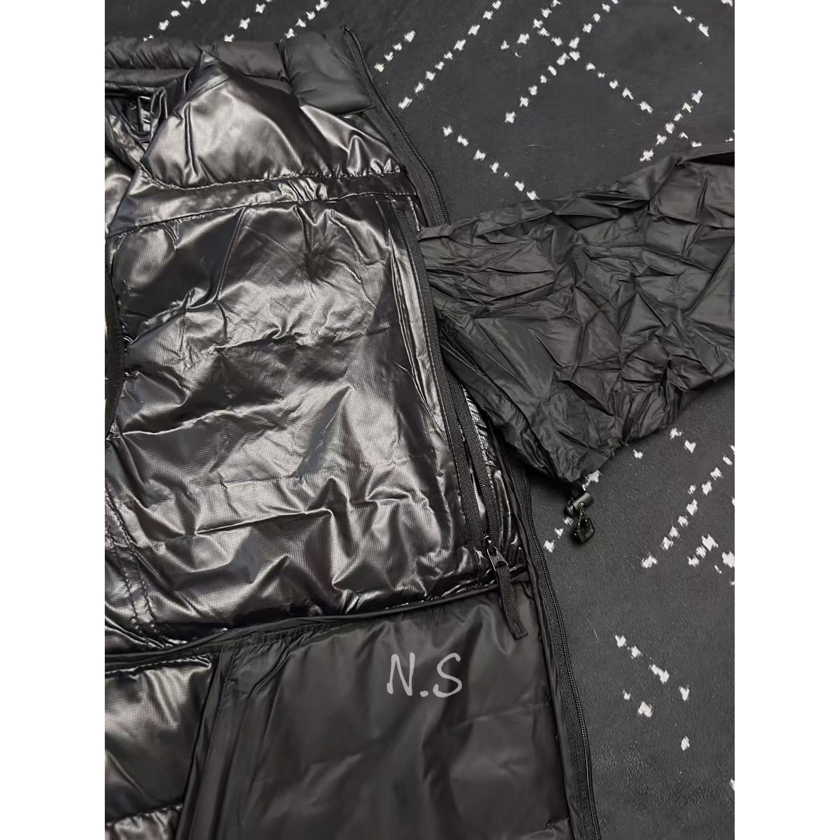 <p>Arc'teryx 立领鹅绒马甲(黑)</p>