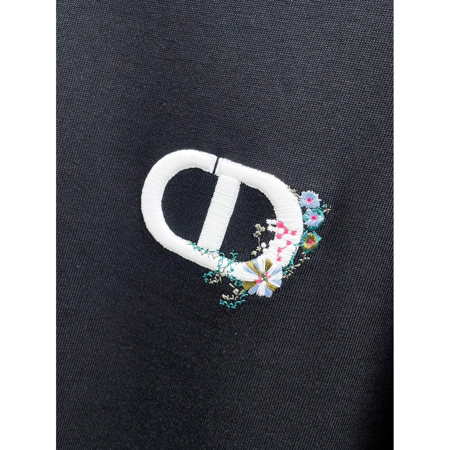 <p>DIOR&nbsp;长袖T恤(黑)</p>