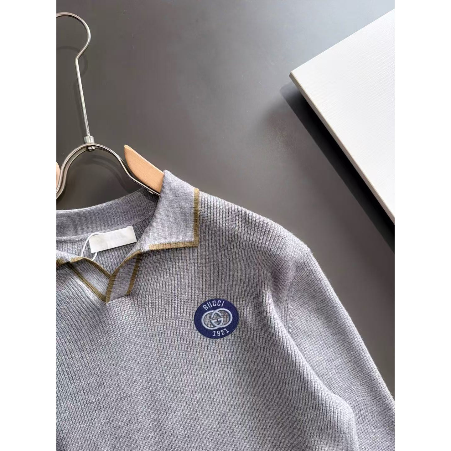 <p>GUCCI&nbsp;秋冬官网最新毛衣(灰)</p>