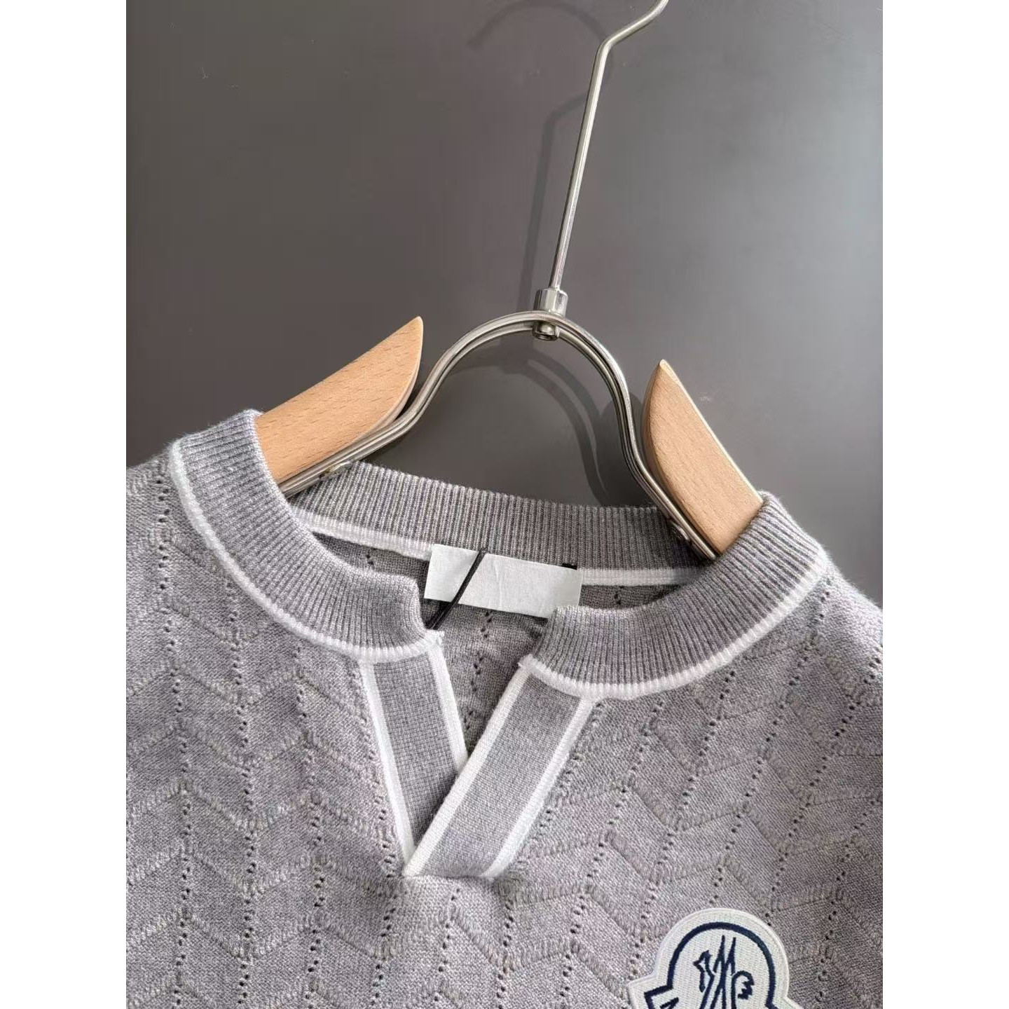 <p>MONCLER 秋冬官网最新毛衣(灰)</p>