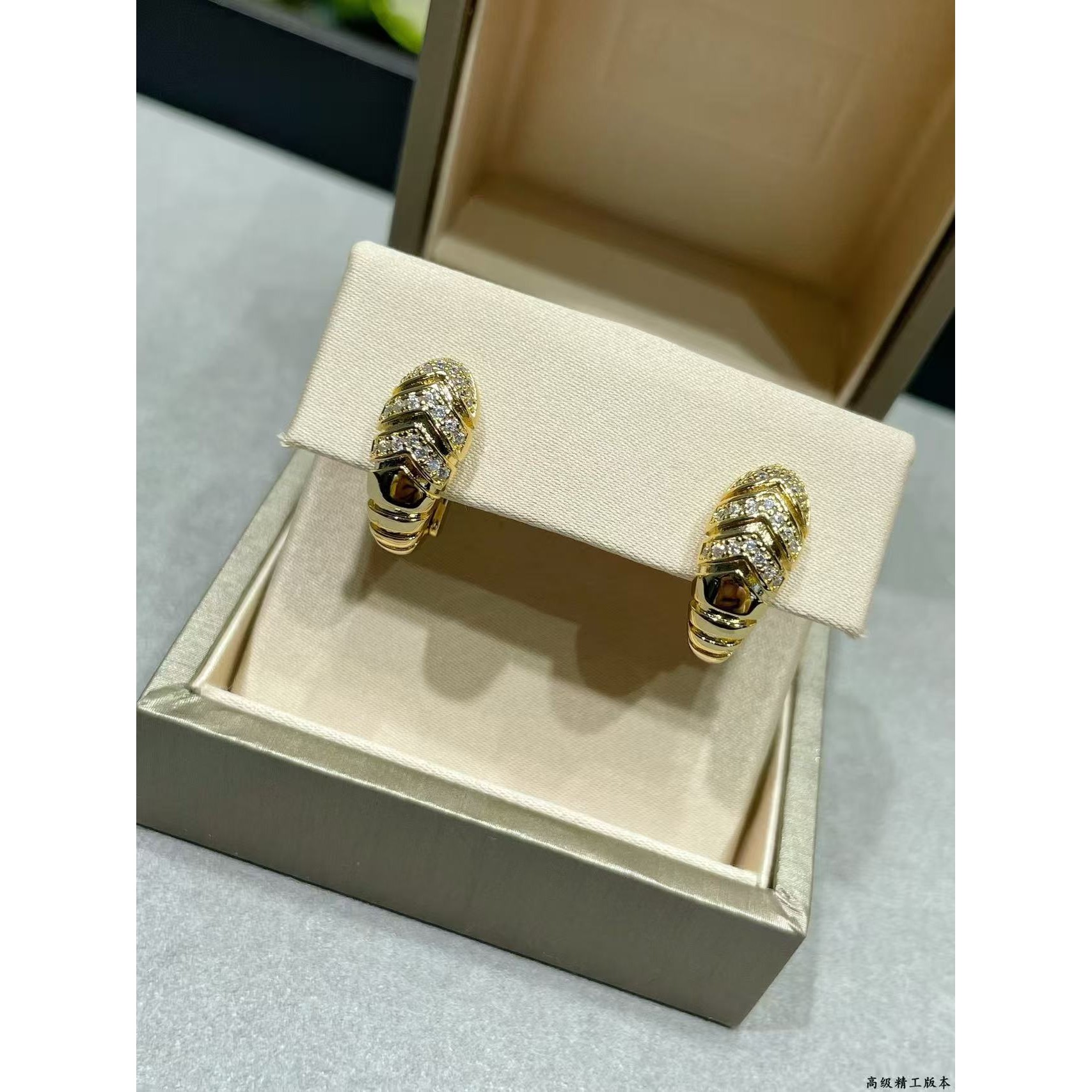 <p>BVLGARI&nbsp;灵蛇耳拍</p>