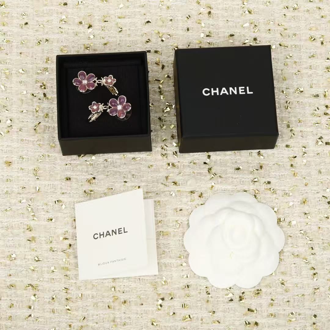 <p>CHANEL&nbsp;粉色山花朵双c耳钉</p>