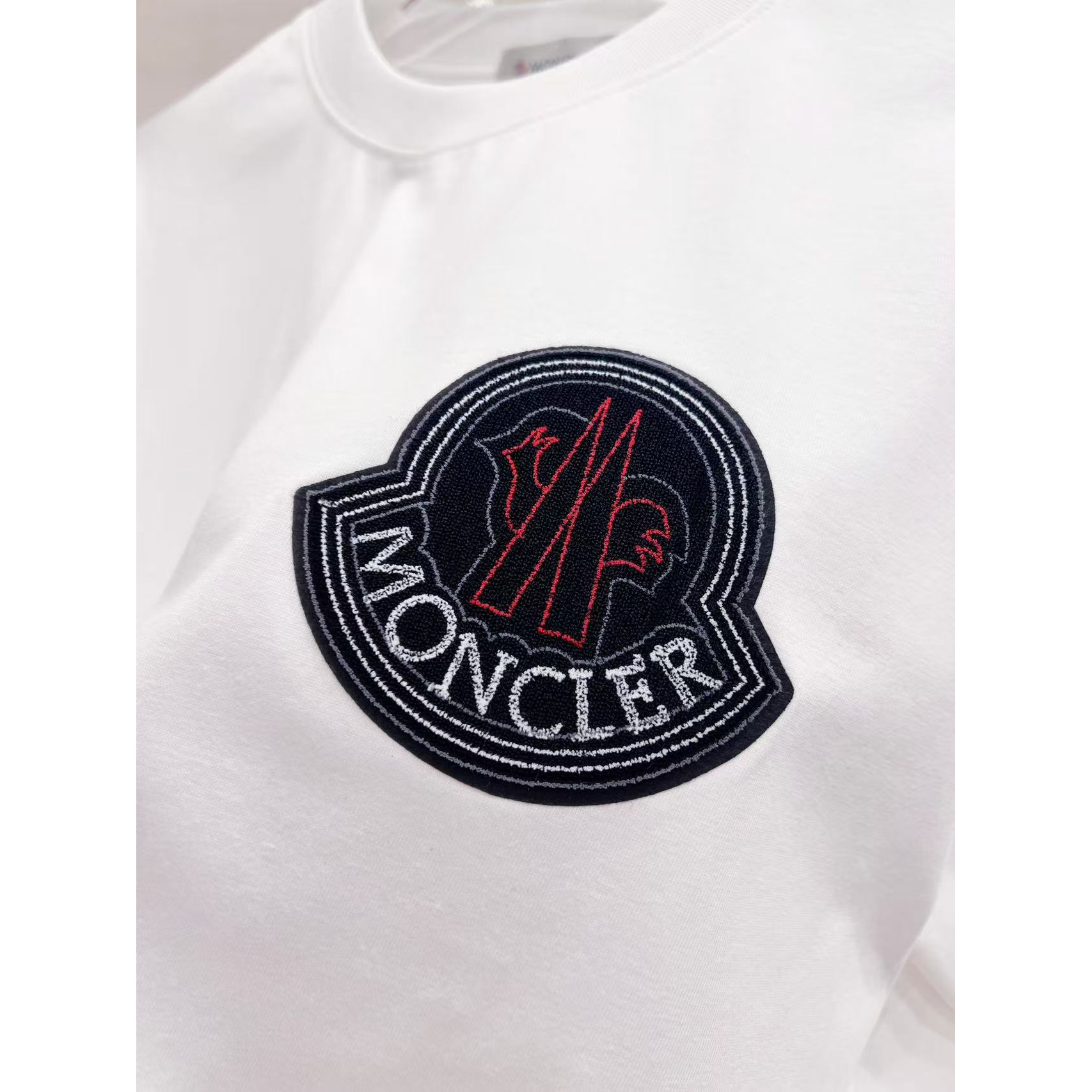 <p>MONCLER 短袖圆领T恤(白)</p>
