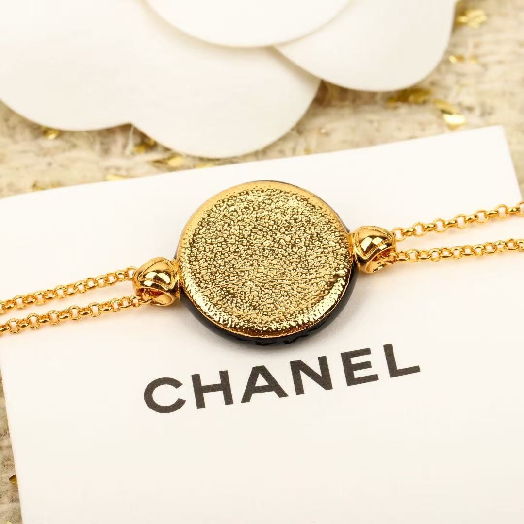 <p>CHANEL&nbsp;白纽扣圆形珐琅双c手链</p>