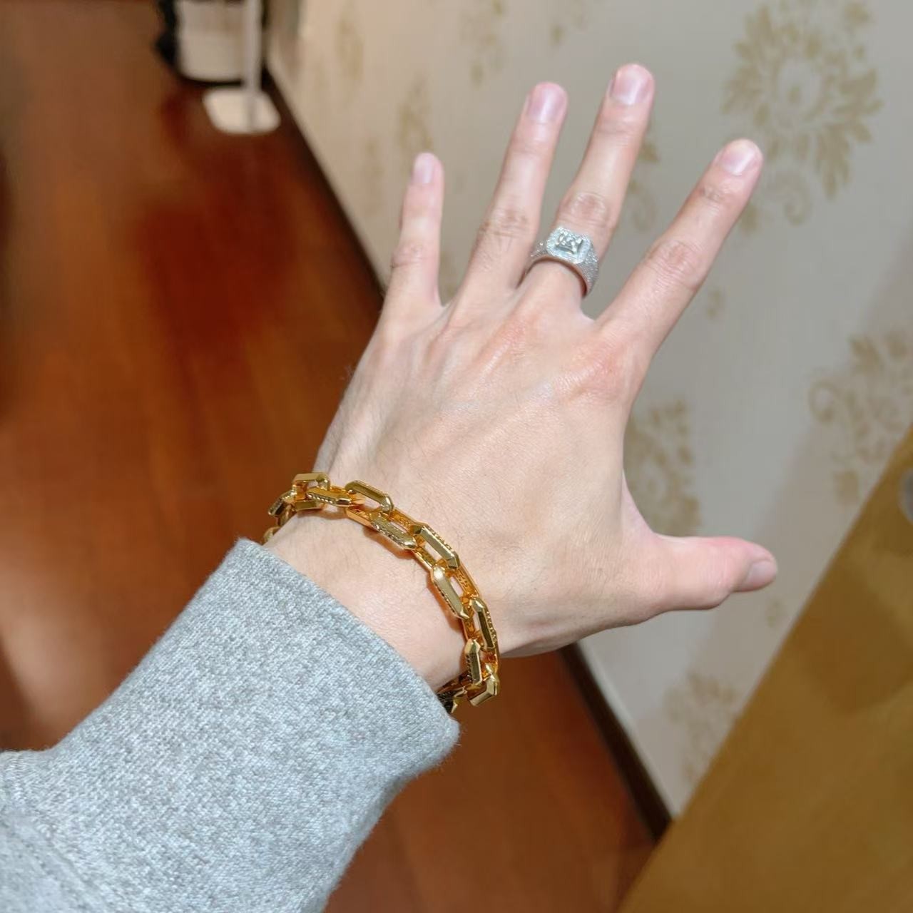 <p>BVLGARI&nbsp;手链</p>