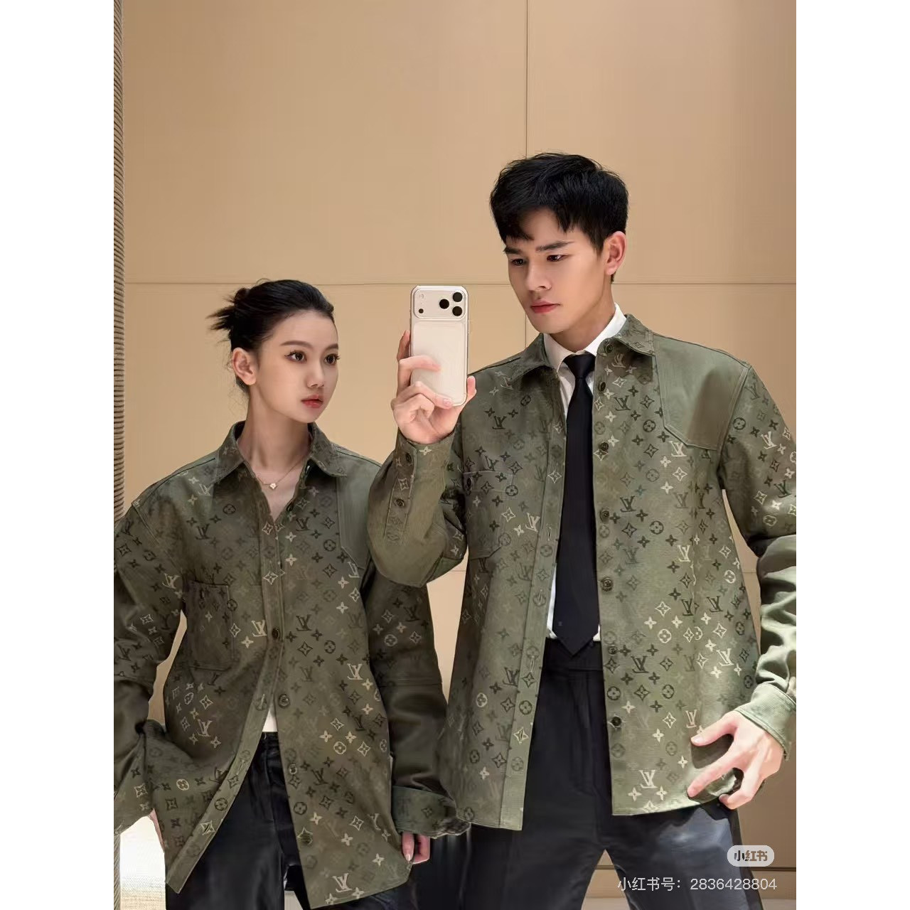 <p>LV&nbsp;迷彩印花牛仔衬衣外套</p>