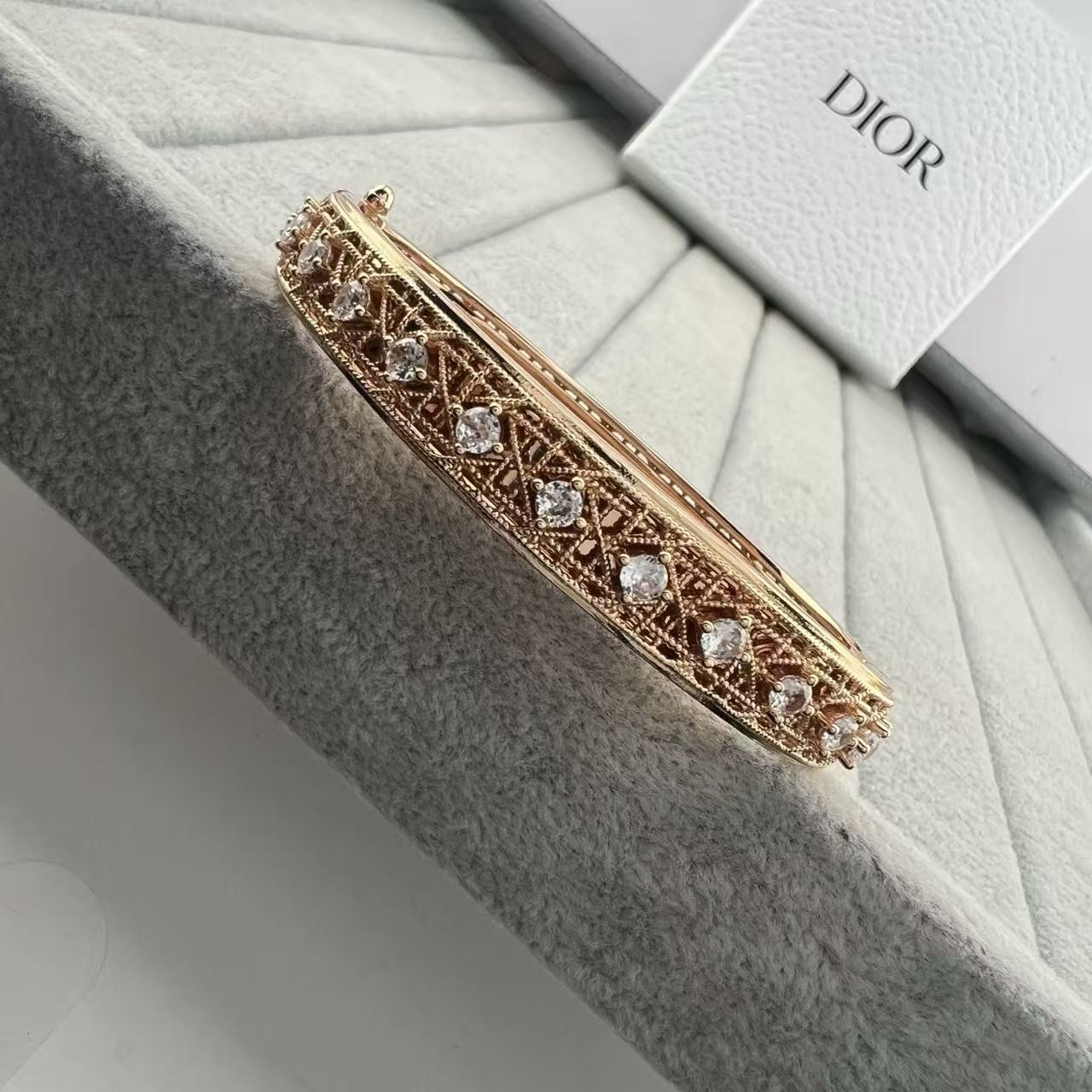 <p>Dior 扭绳菱形网格主钻手镯<br />
&nbsp;</p>