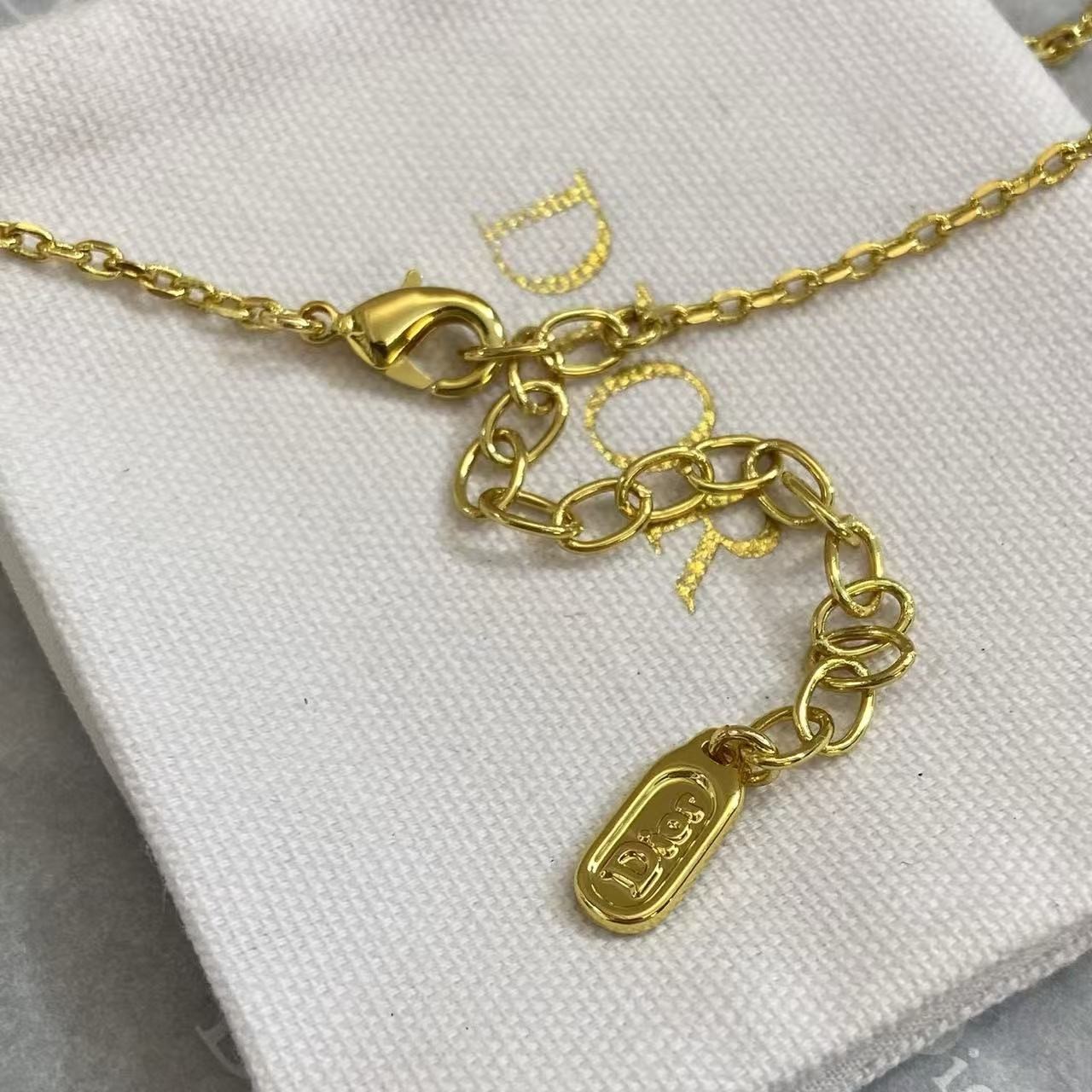 <p>DIOR 金色蝴蝶结海蓝水滴项链</p>