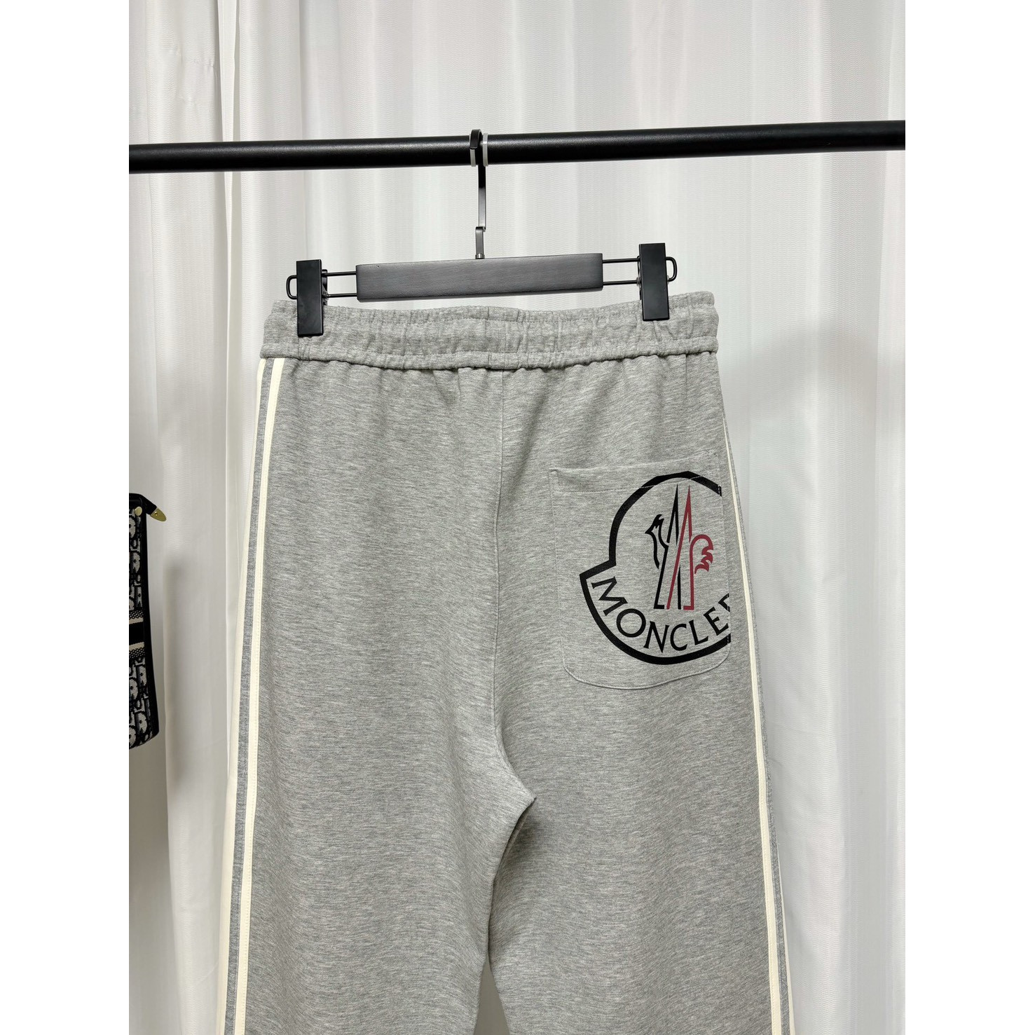 <p>&nbsp;Moncler 蒙口休闲长裤(灰)</p>