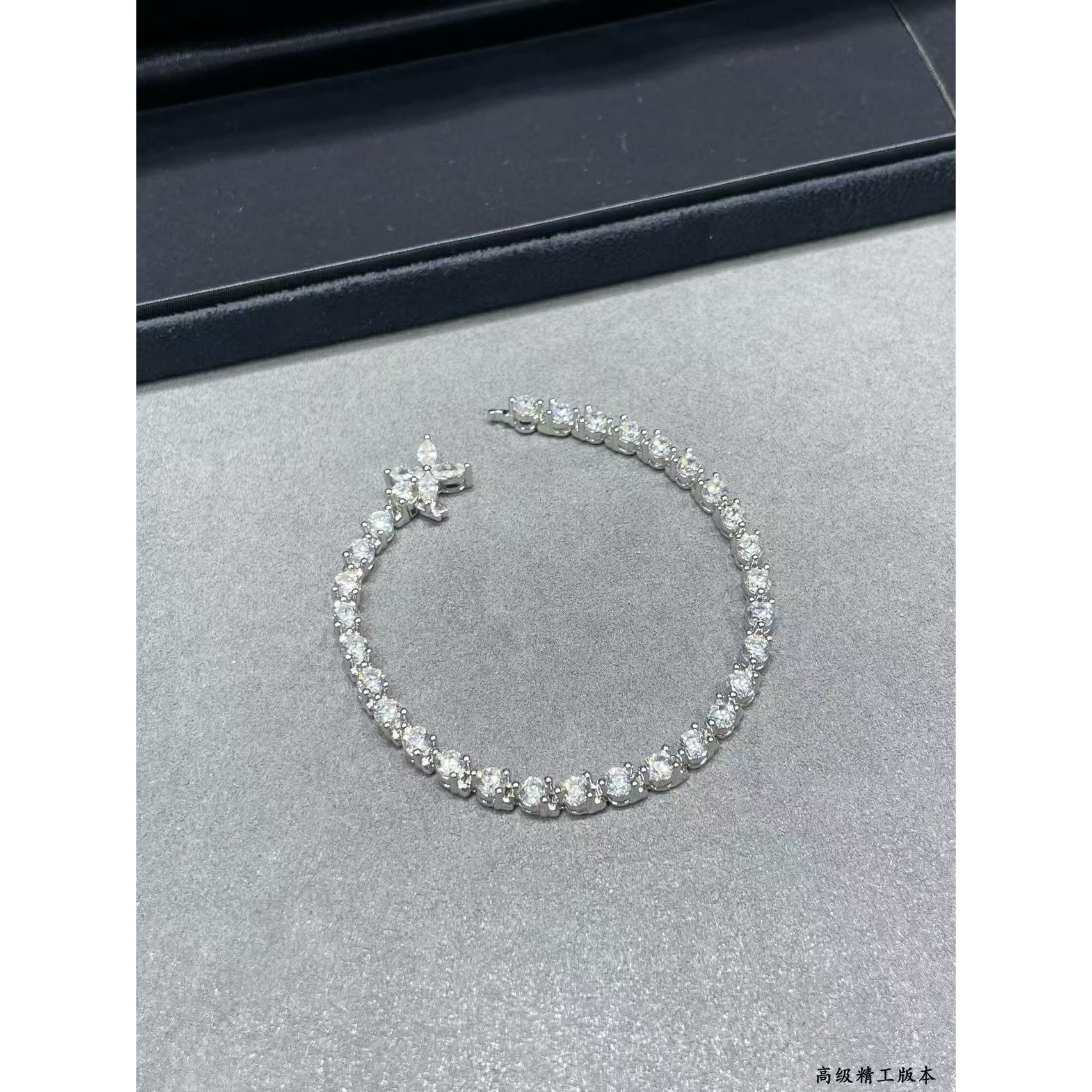 <p>TIFFNY&amp;CO.&nbsp;满钻马眼扣手链</p>