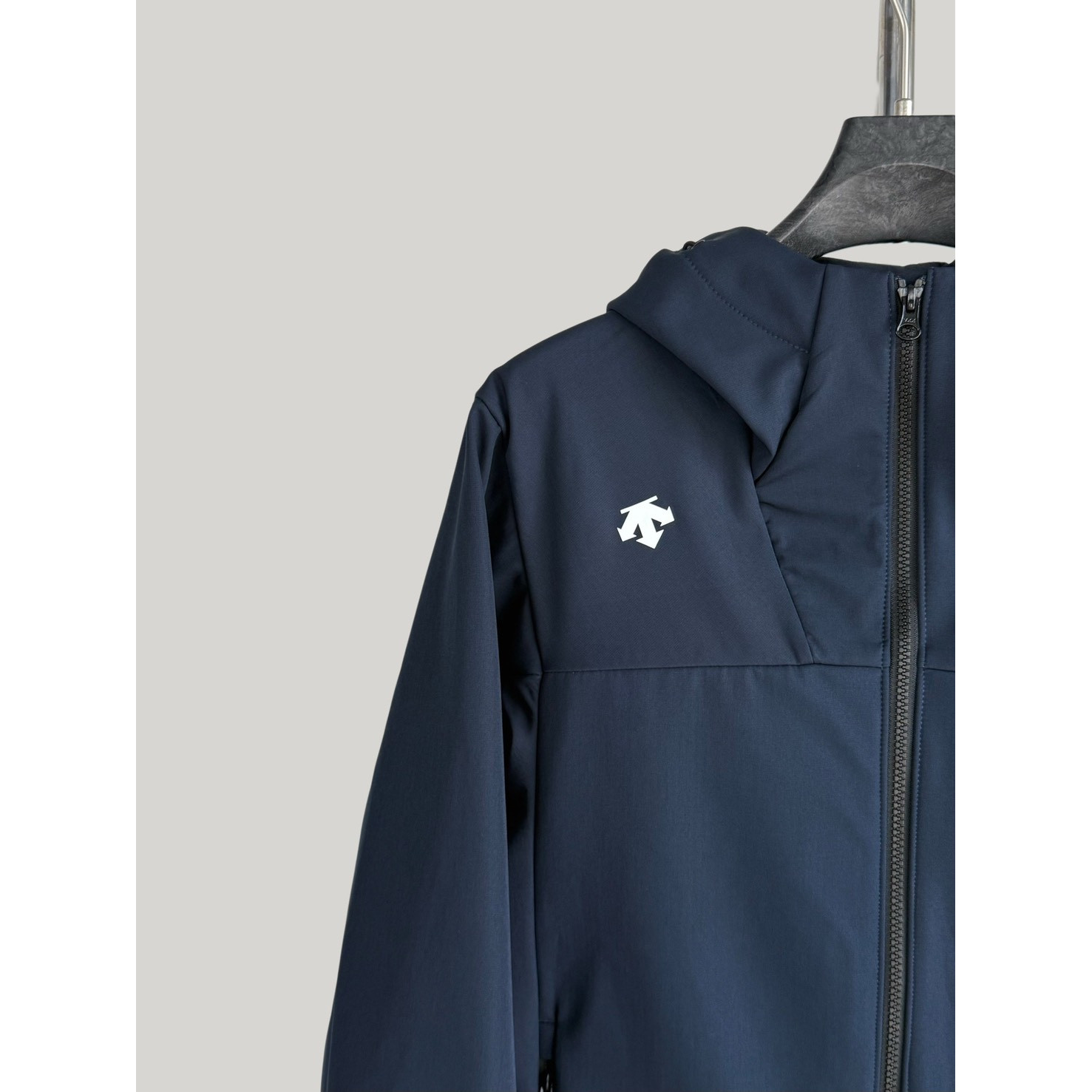 <p>Descente 软壳加薄绒冲锋衣(藏青)</p>